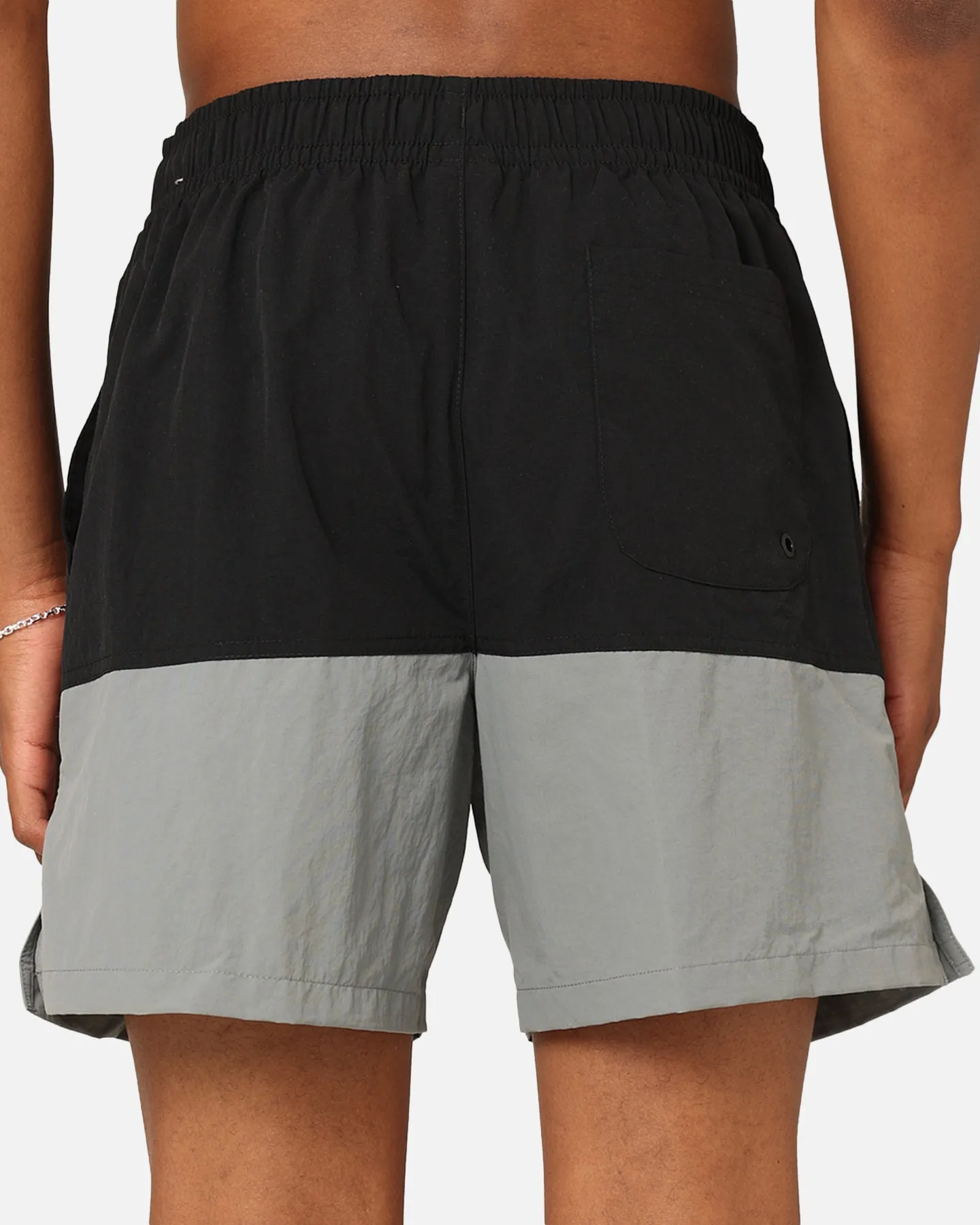 Nike Club  Shorts Tissés à Blocs de Couleur Noir/Gris Fumé