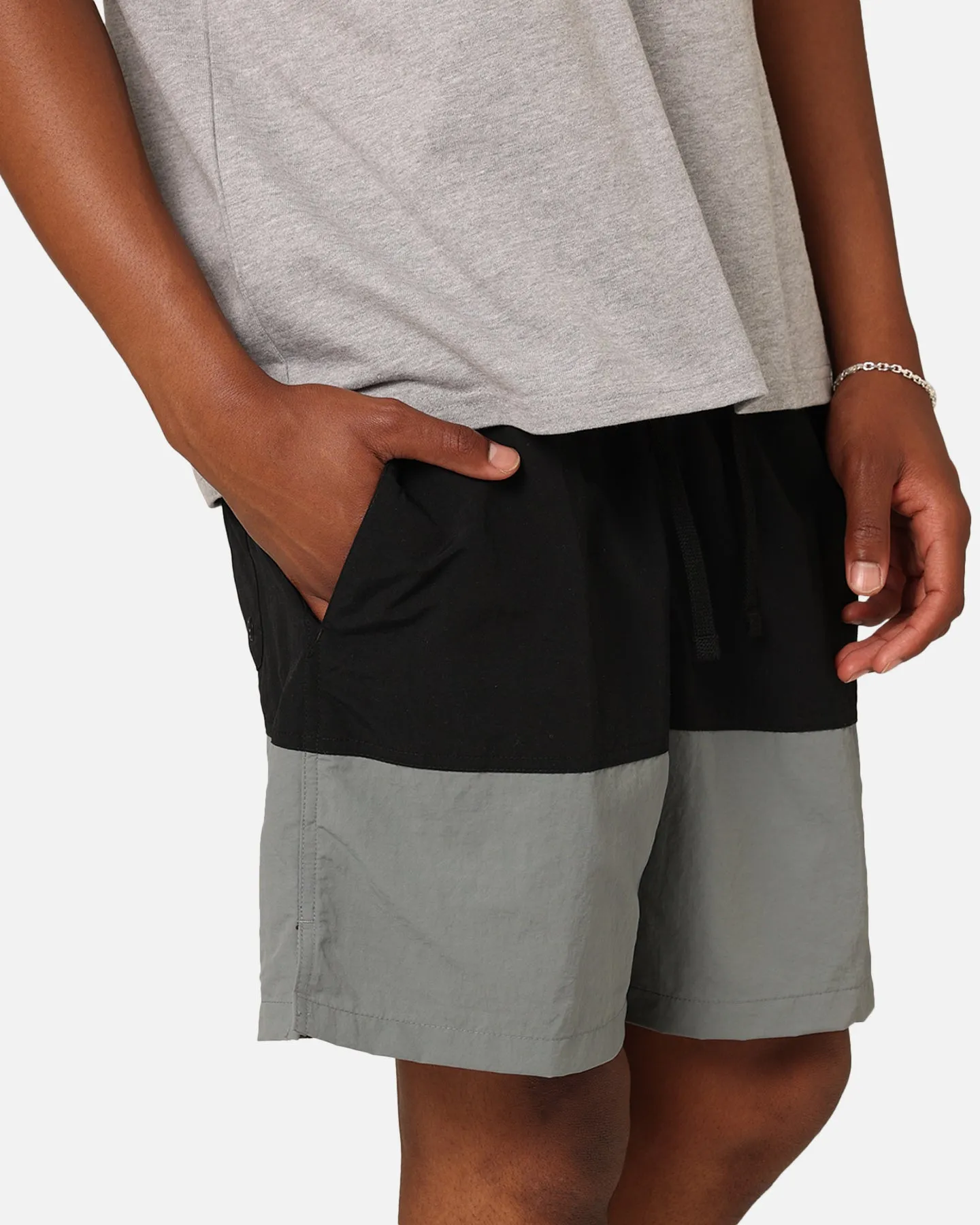 Nike Club  Shorts Tissés à Blocs de Couleur Noir/Gris Fumé