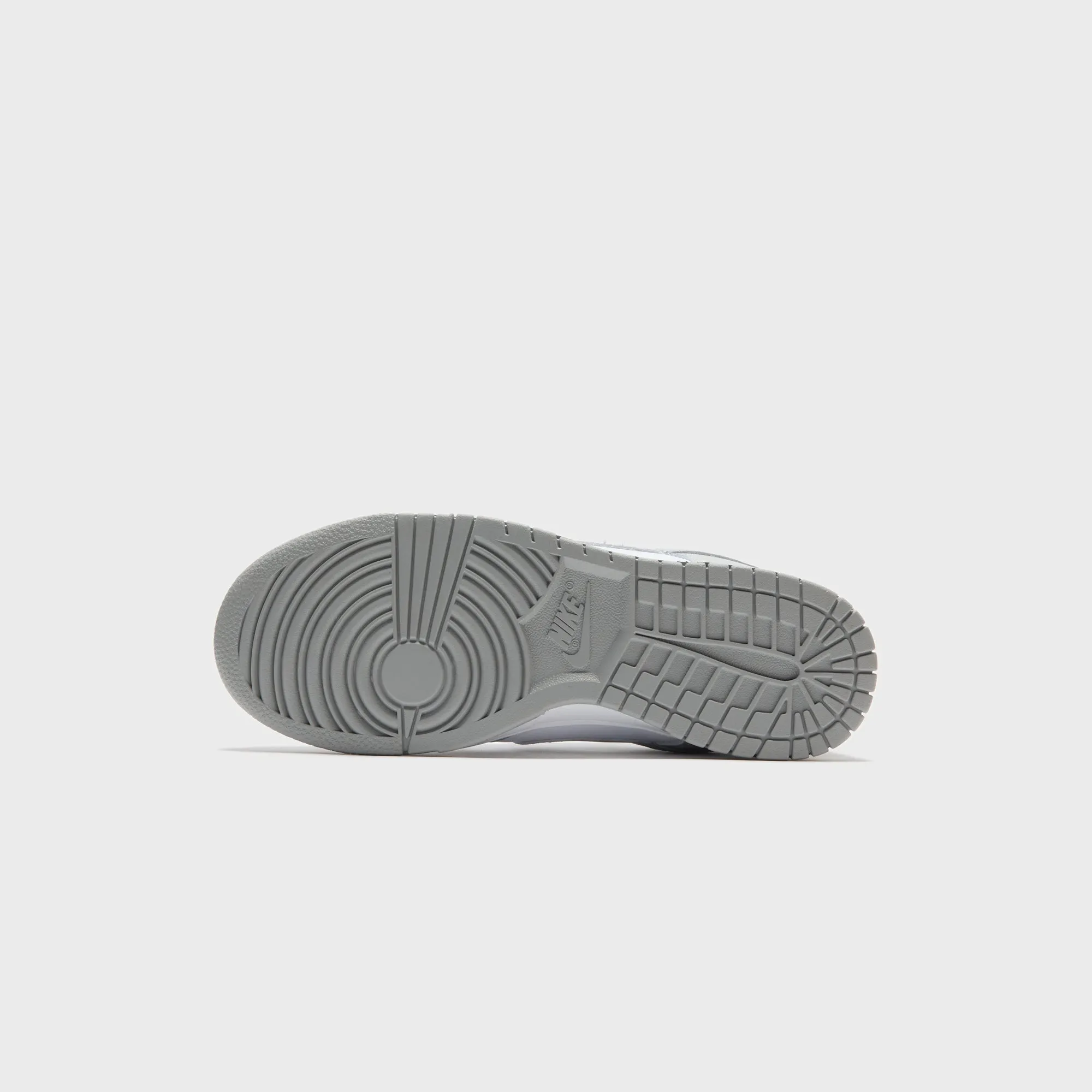 Stride with Confidence Nike Dunk Low Retro - White / Light Smoke Grey / White