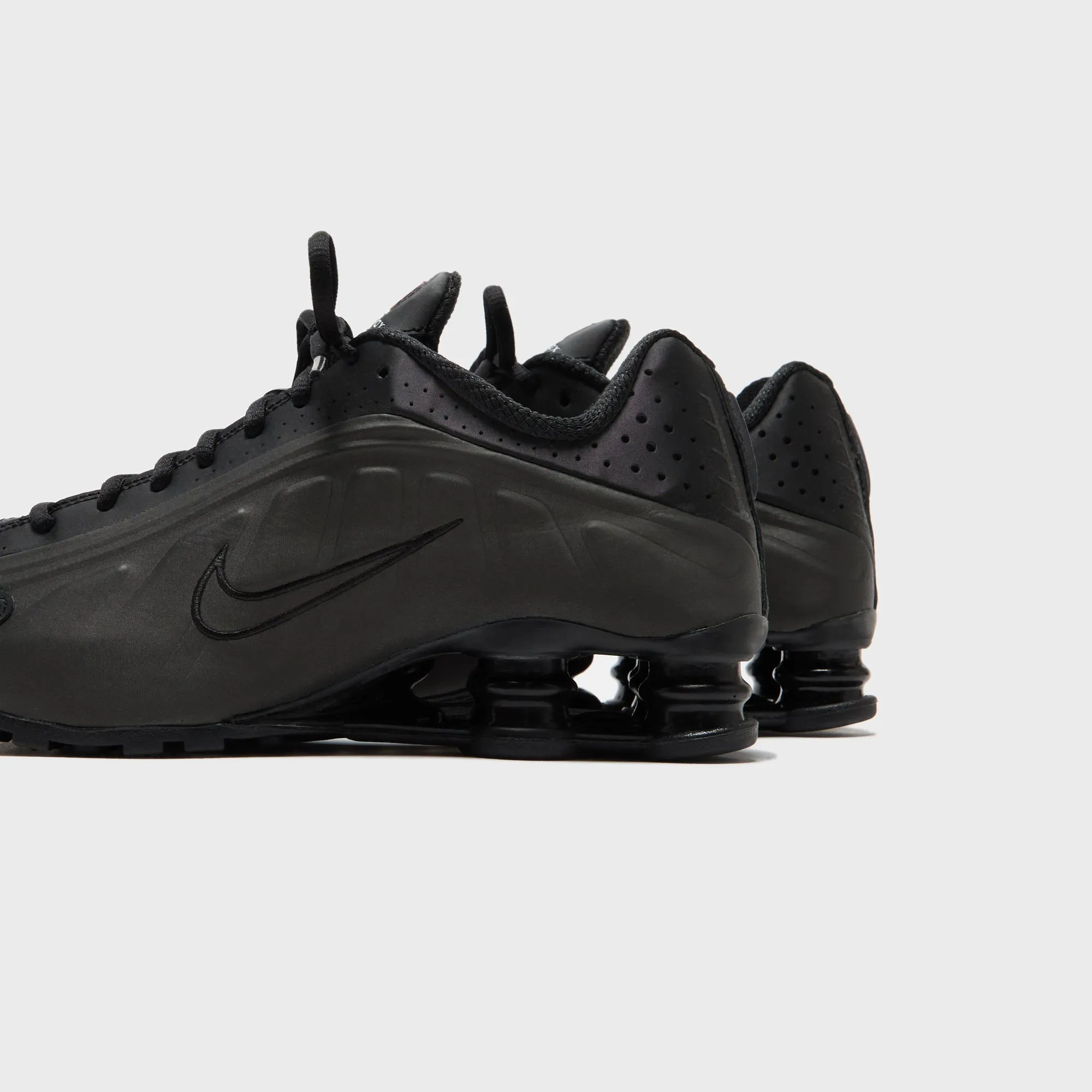 Comfort Margin Nike Shox R4 - Black / Black / Black / Bright Crimson