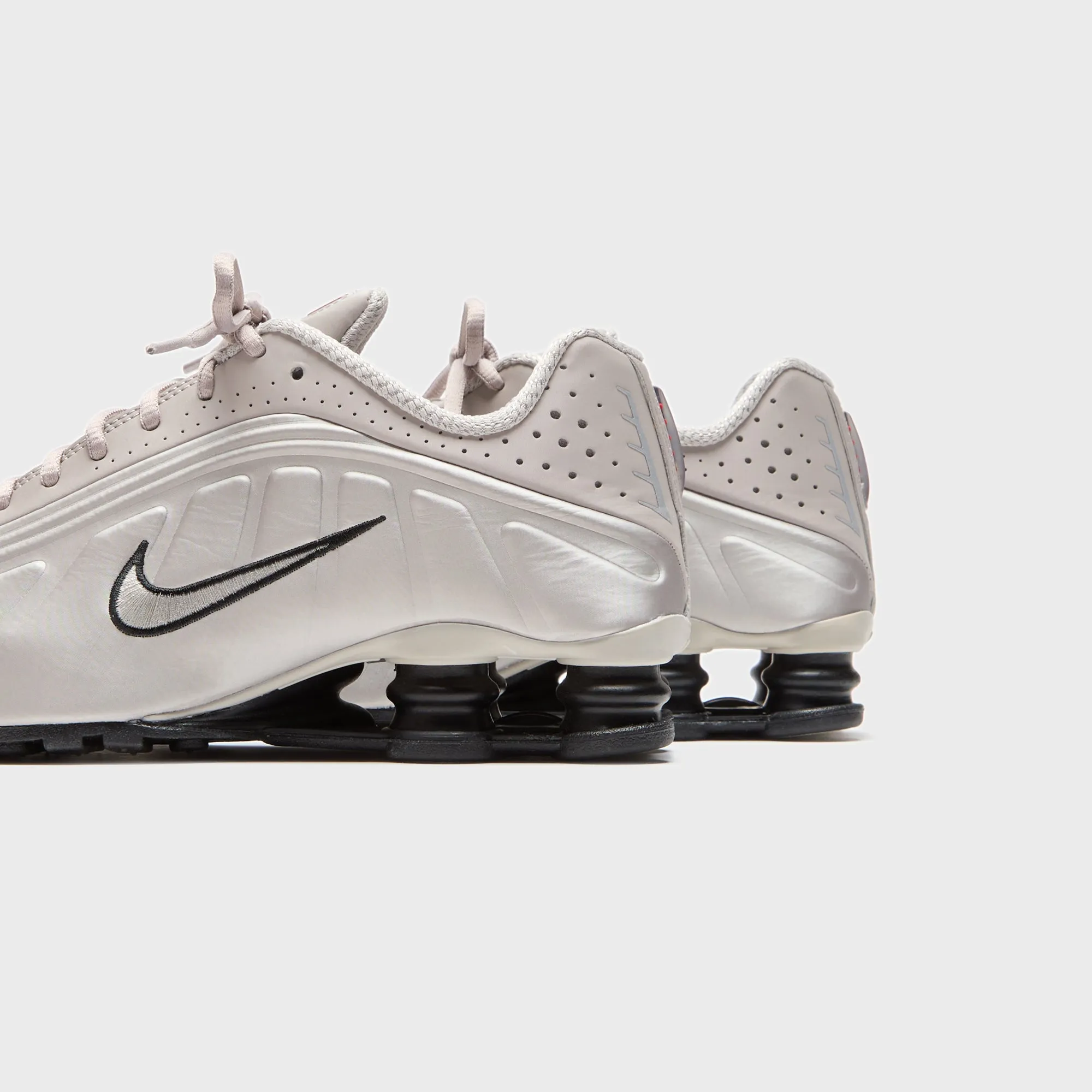 ClassicStyle Comfort Sustainable Extra Nike Shox R4 - College Grey / University Red / Metallic Silver / Black