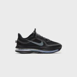 Adjusting Nike Wmns Pegasus Prm - Black / Black / Metallic Silver