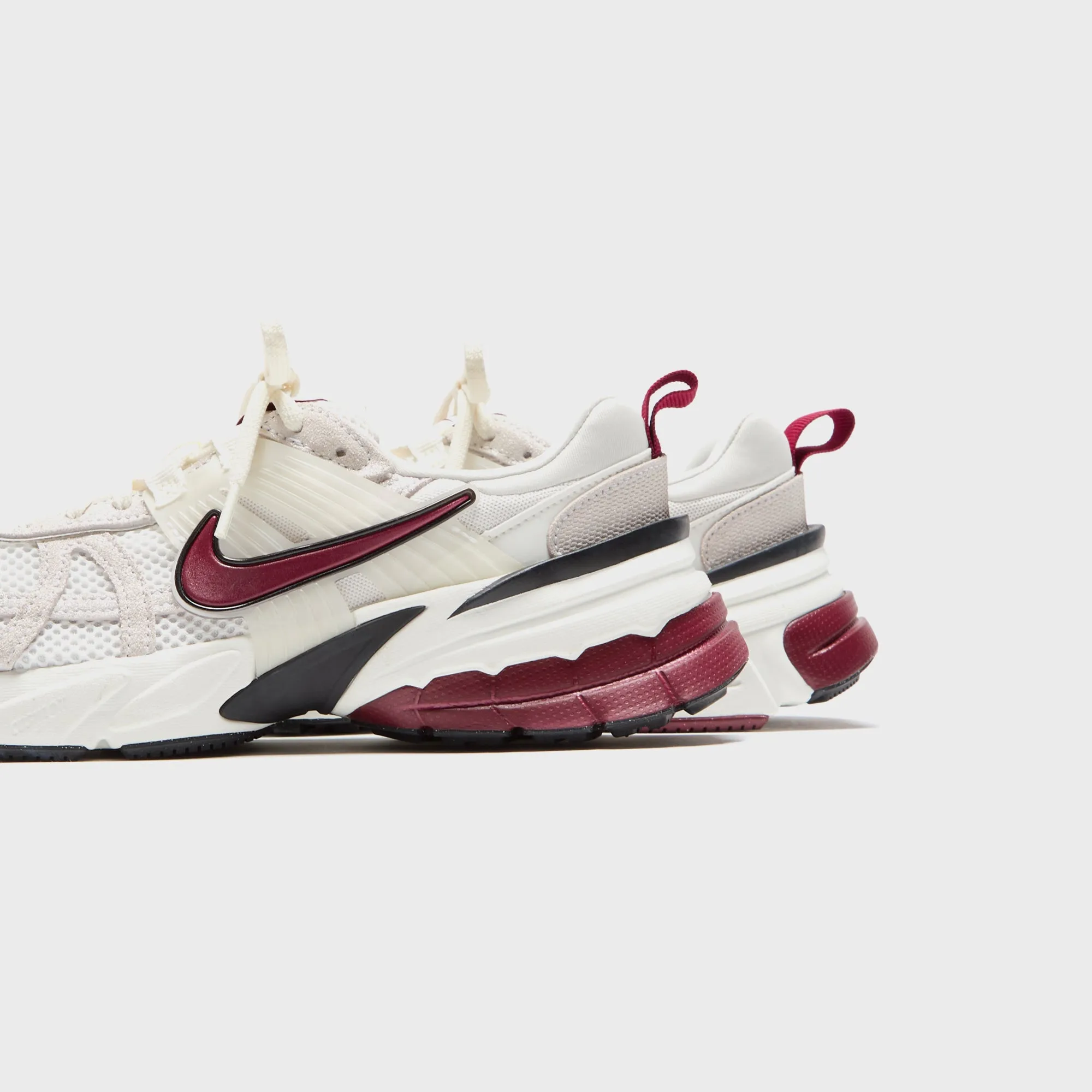 Porous Structure Design Toe Freedom Nike Wmns V2K Run Se - White / Team Red / Black