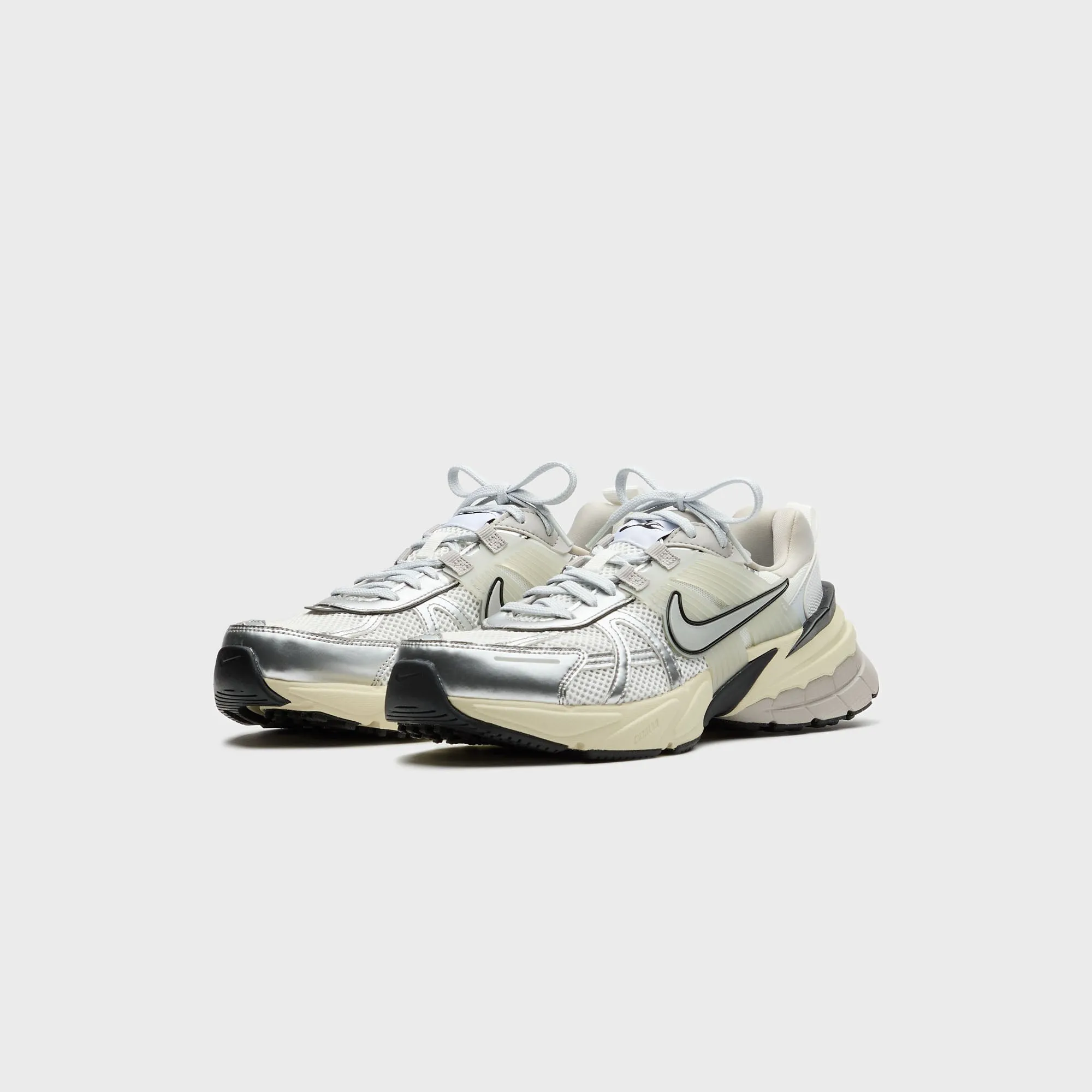 Nike Wmns V2K Runtekk - Summit White / Metallic Silver Foot Coconut Tree