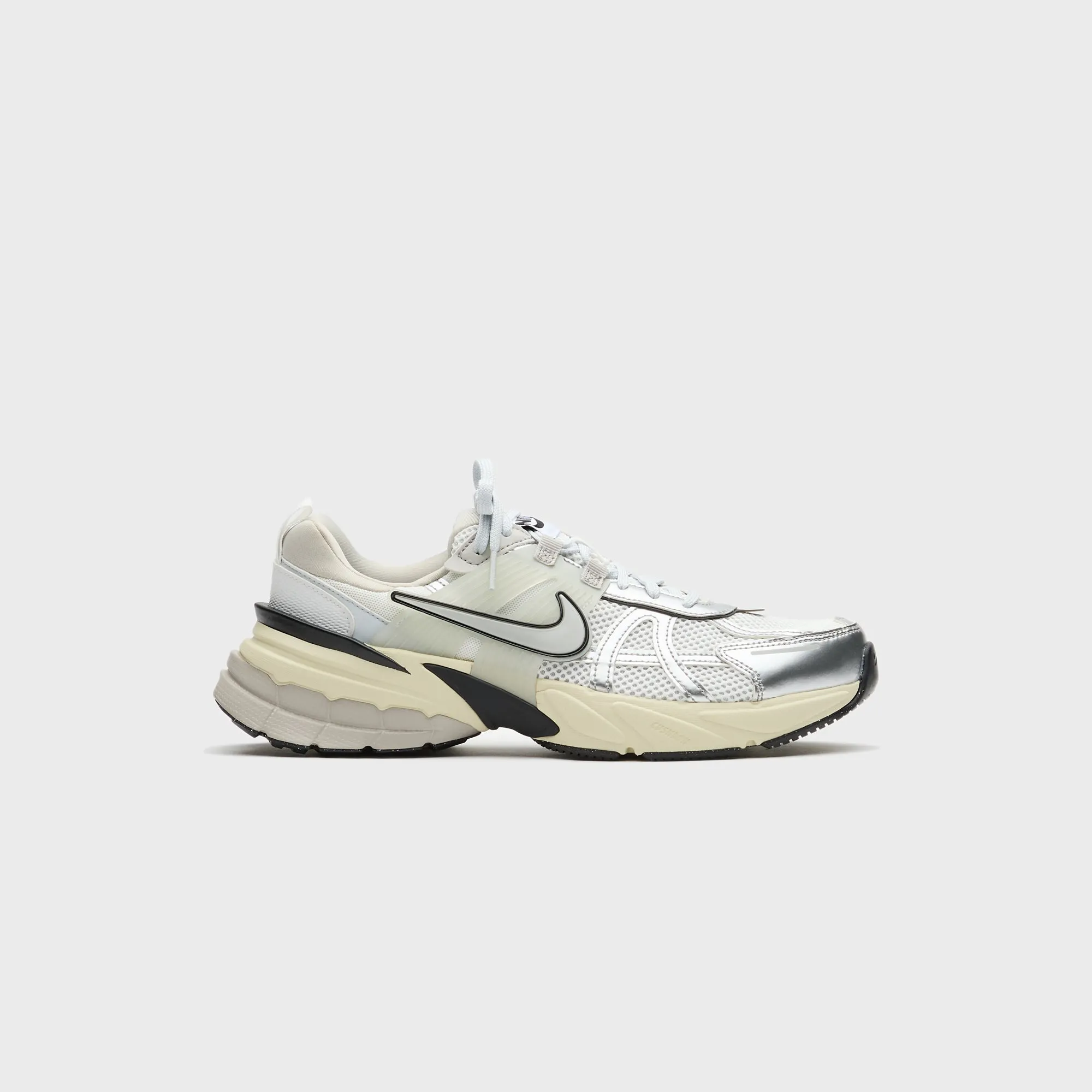 Nike Wmns V2K Runtekk - Summit White / Metallic Silver Stain Resistance Mountaineering
