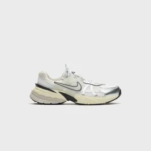 Nike Wmns V2K Runtekk - Summit White / Metallic Silver Stain Resistance Mountaineering