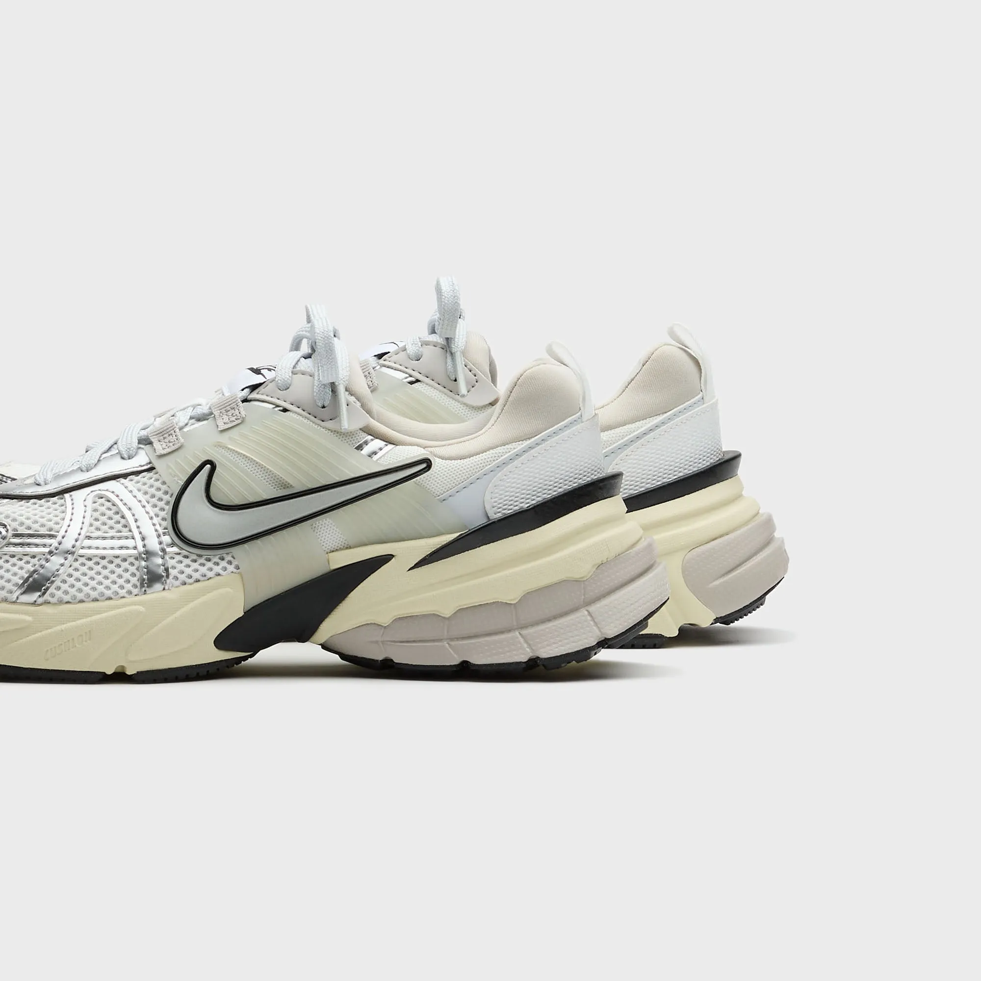 Slip-On Casual Nike Wmns V2K Runtekk - Summit White / Metallic Silver