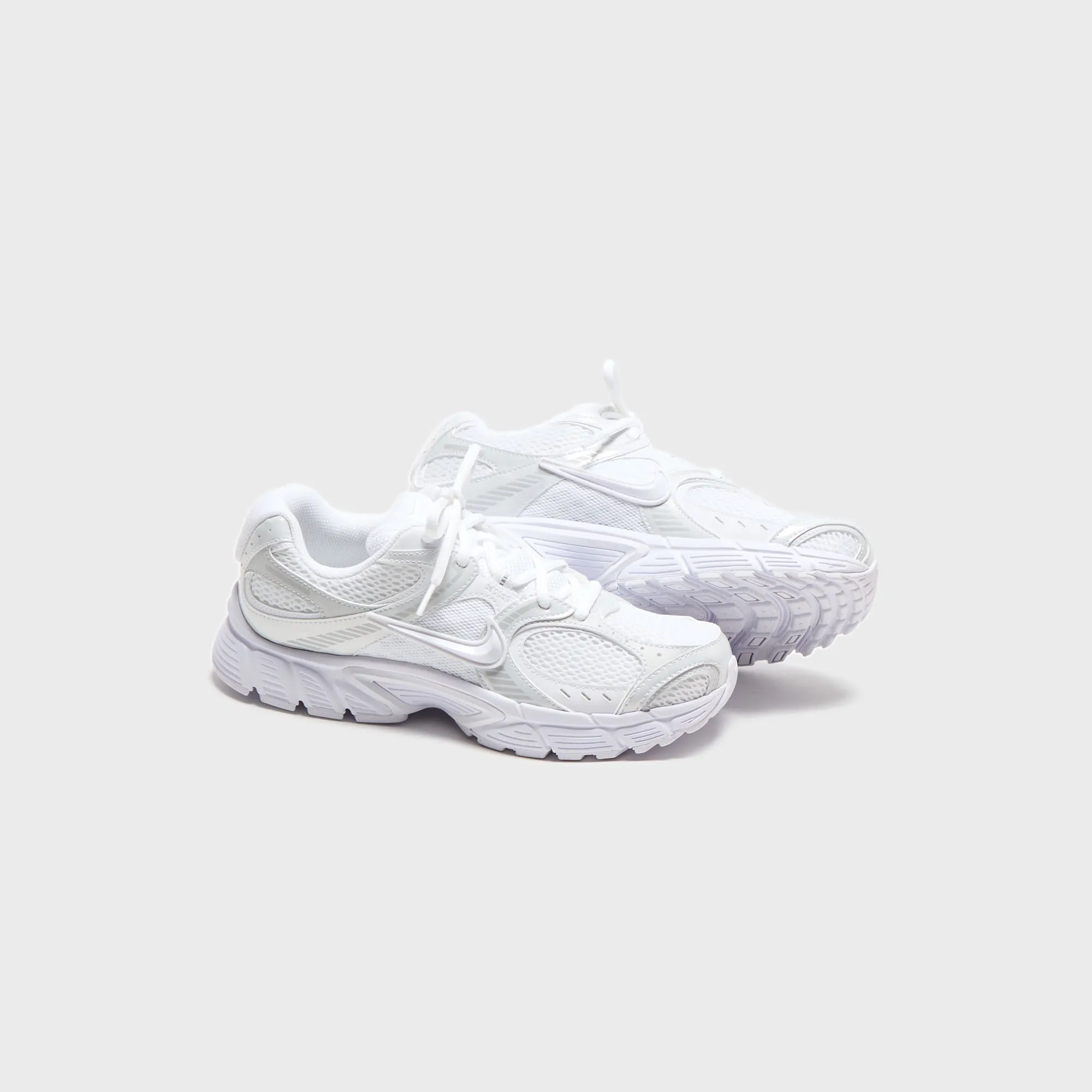 Resource - Efficient Mesh Microfiber Upper Nike Wmns V5 Rnr - White /Black / Metallic Silver
