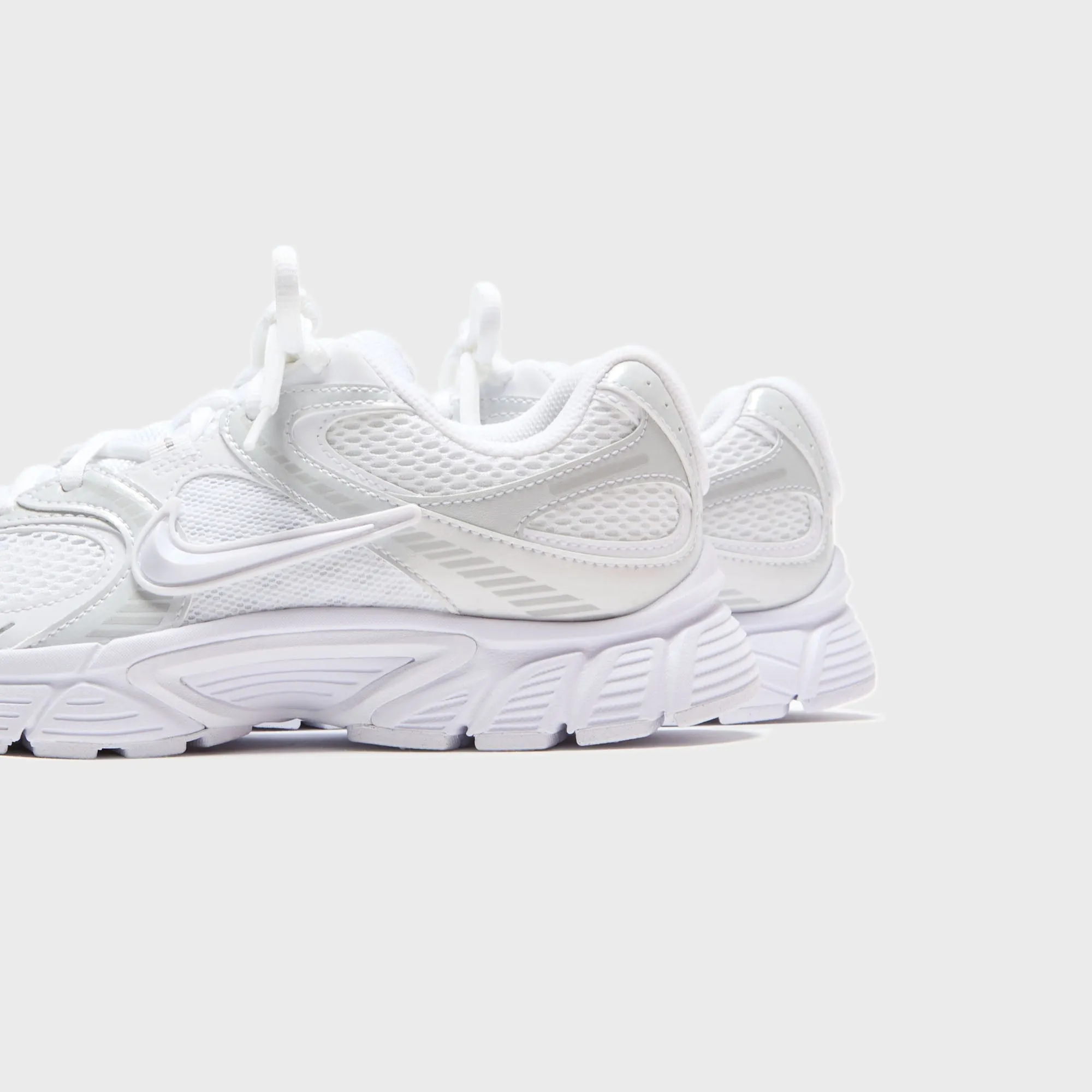MeshVentilation Low Profile Nike Wmns V5 Rnr - White /Black / Metallic Silver