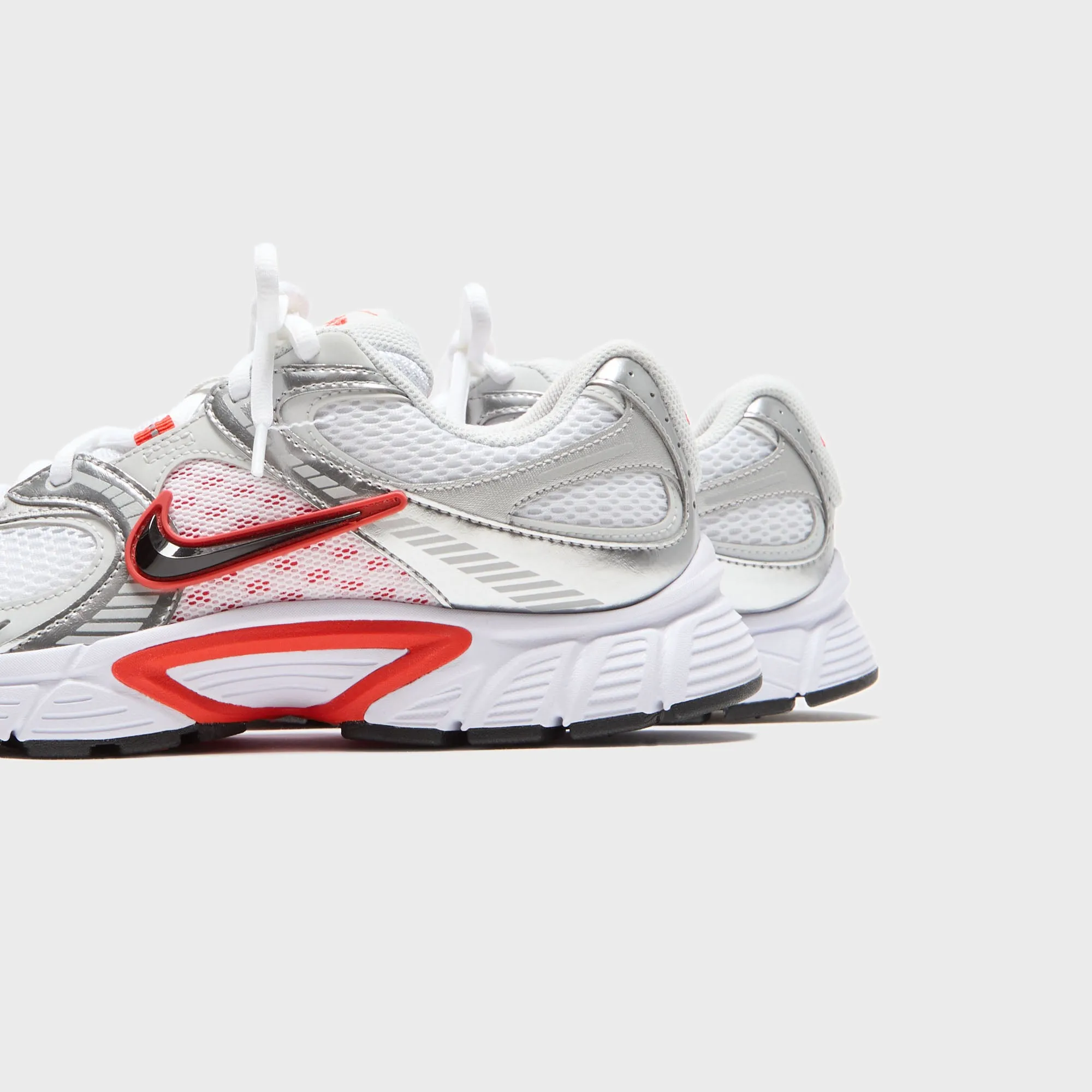 Nike Wmns V5 Rnr - White / Picante Red / Vast Grey / Black Patinated