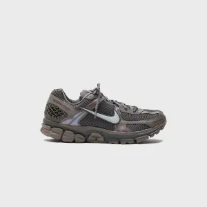 Graceful Movement Nike Zoom Vomero 5 - Cave Stone / Metallic Silver