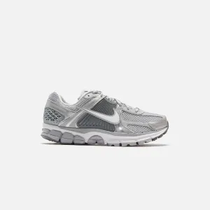 Nike Zoom Vomero 5 - Met Wolf Grey / White / Metallic Silver Anti-Fatigue Mechanism Open Front
