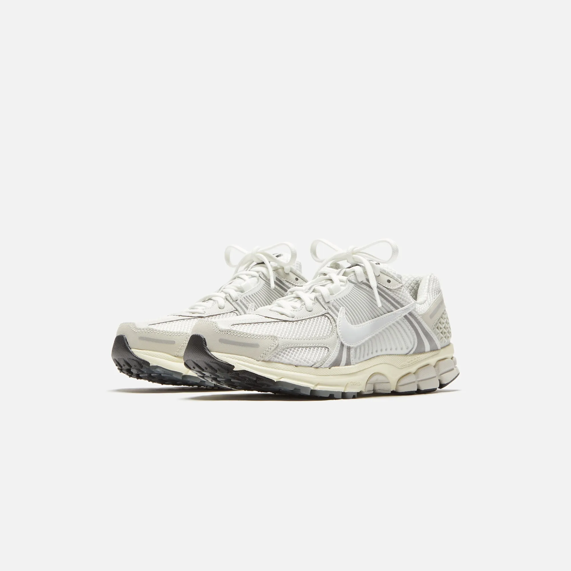 Dress from the Feet Up Nike Zoom Vomero 5 - Platinum Tint / Photon Dust