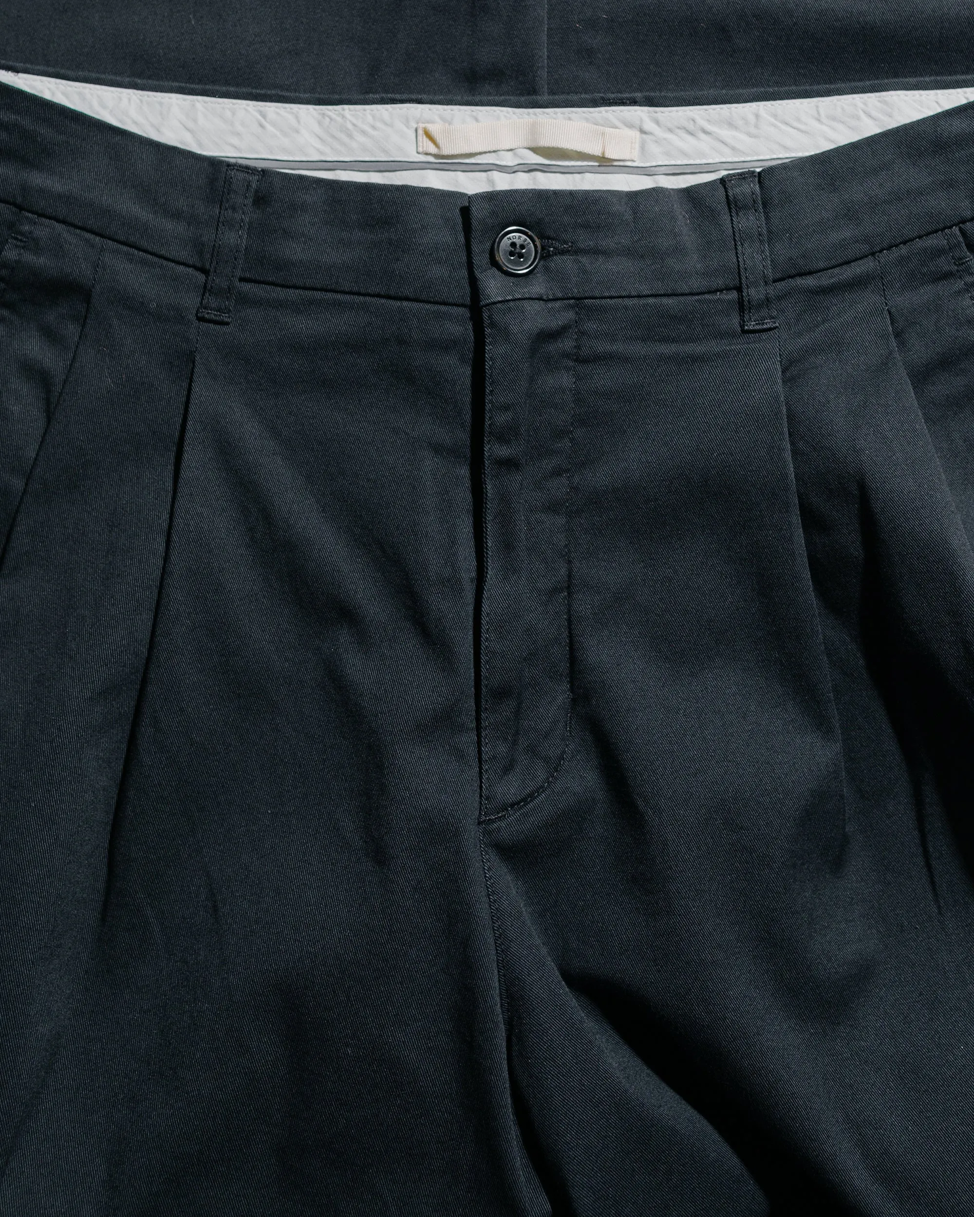 Norse Projects Benn Relaxed Twill Pleated Trouser Black High Neck Design
