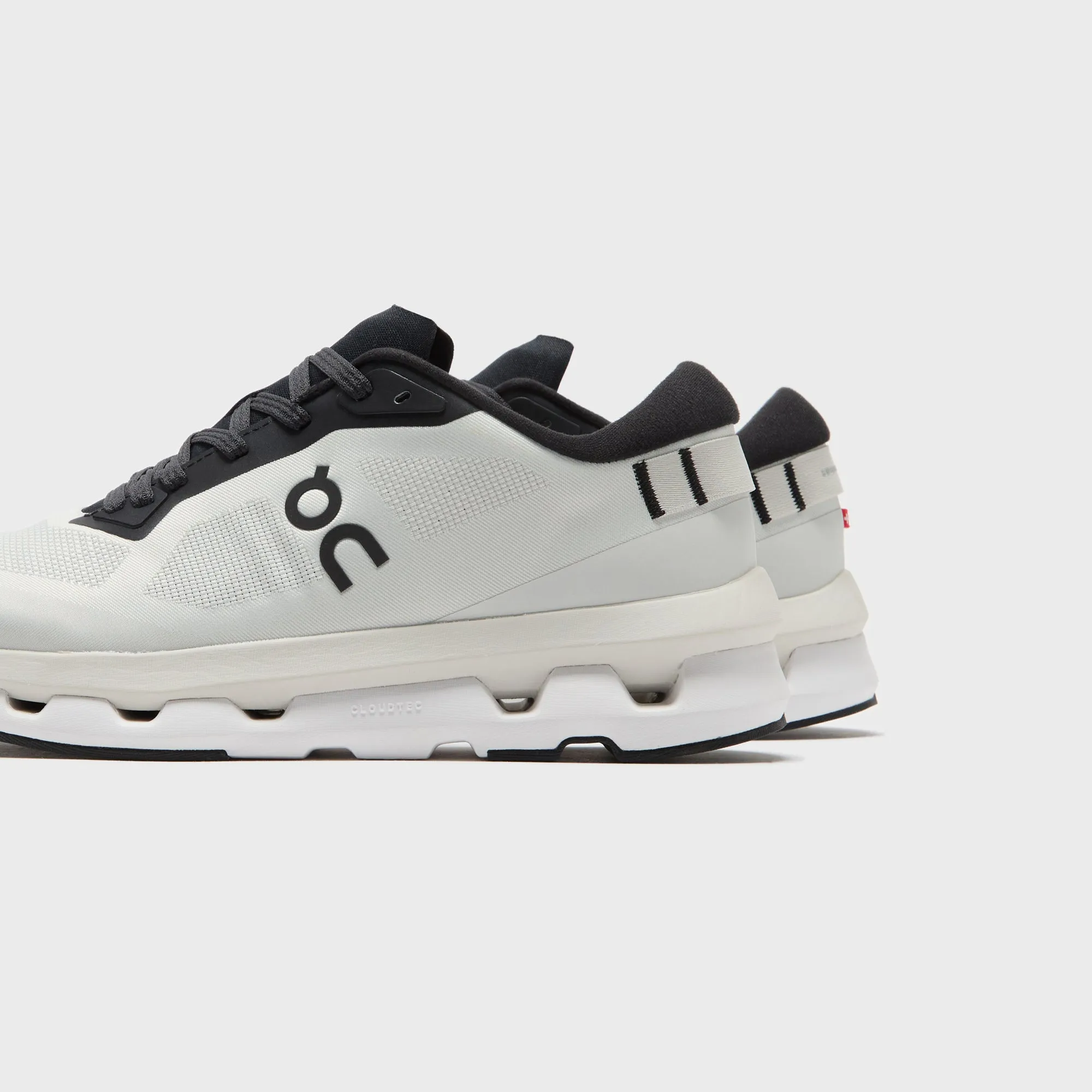 On Running Cloudzone - Ice / Black Anti-Slip Feature Design Indefinite Style