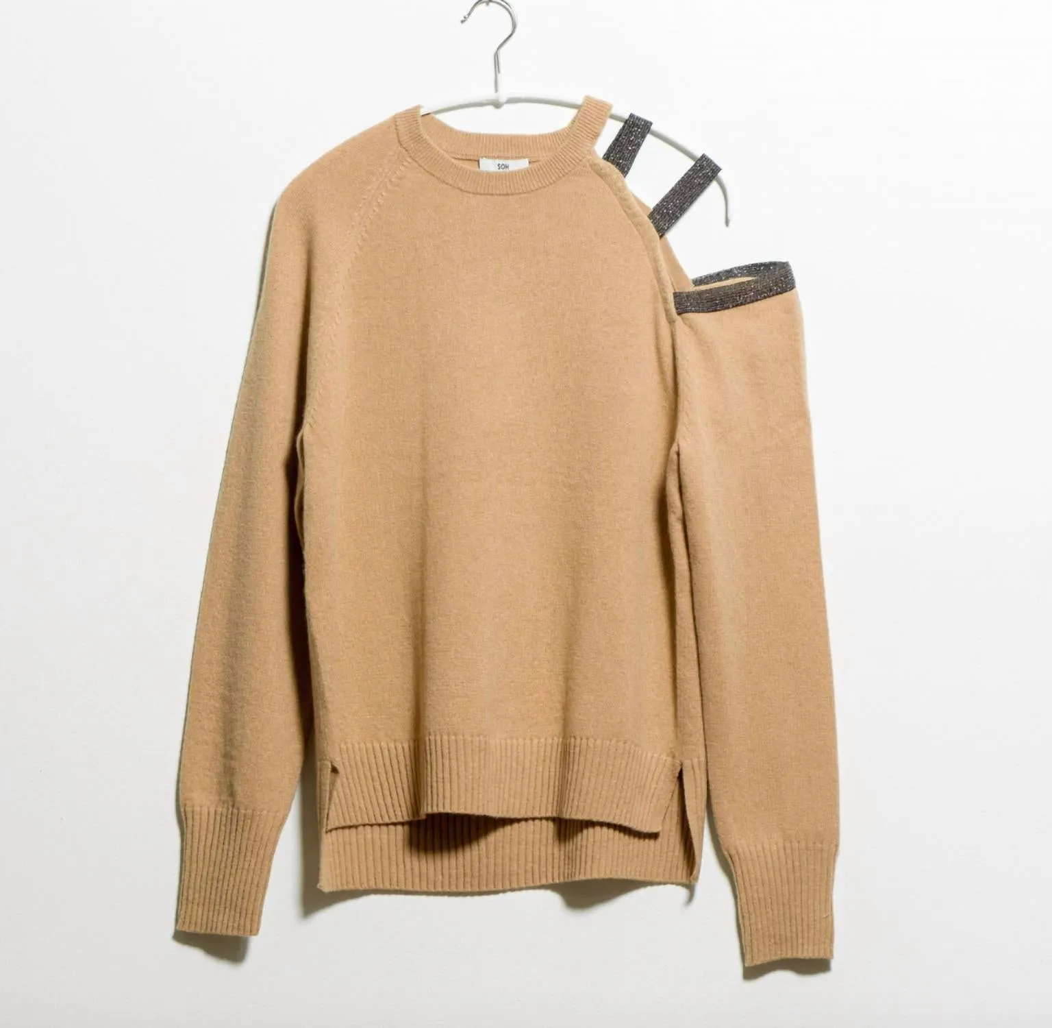 Pull à épaules dénudées orné en camel
