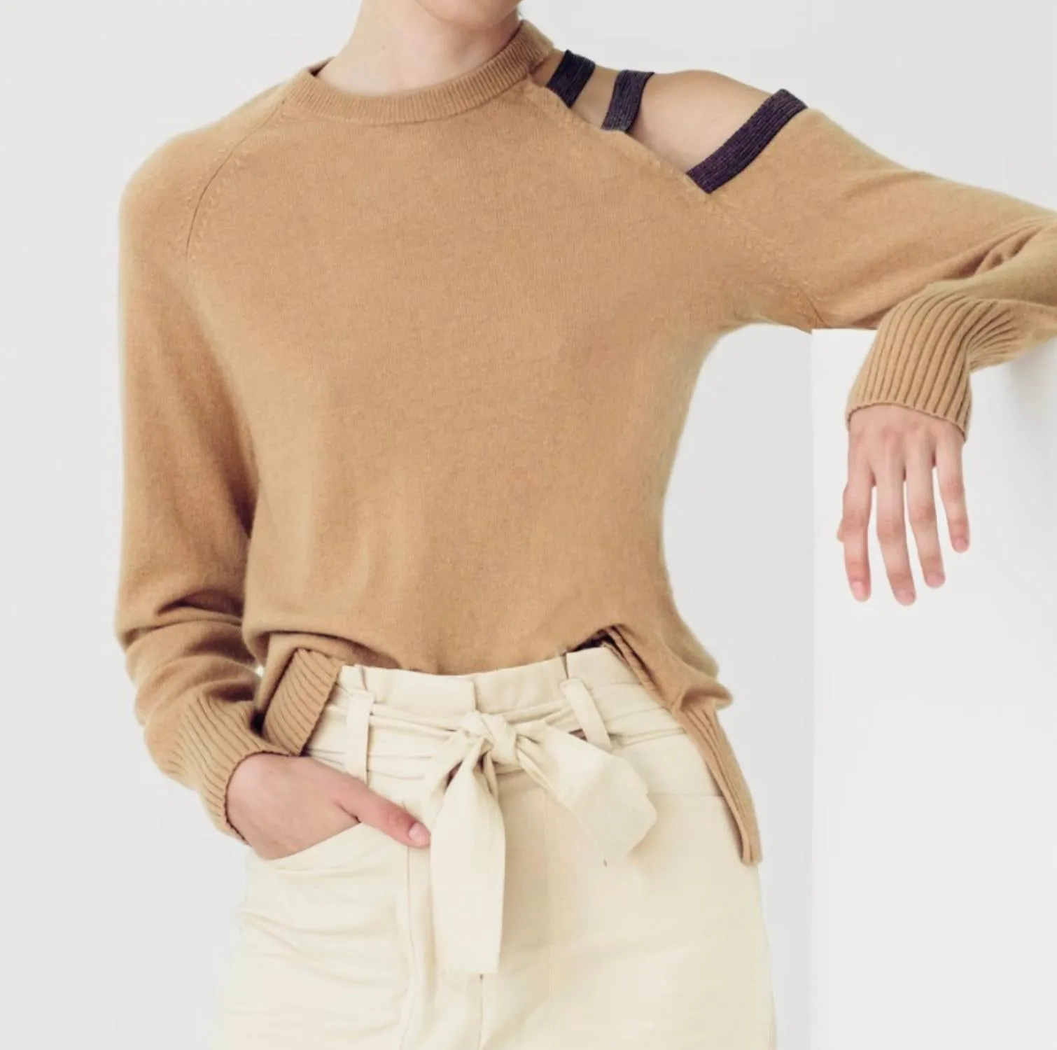 Pull à épaules dénudées orné en camel