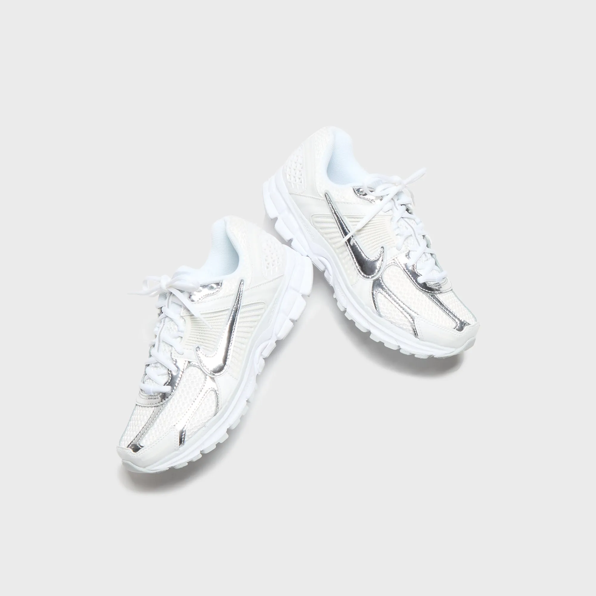 Nike Wmns Zoom Vomero 5 - Metallic White / Metallic Silver / Summit White Anti-Odor Design Open-Toe Sandal