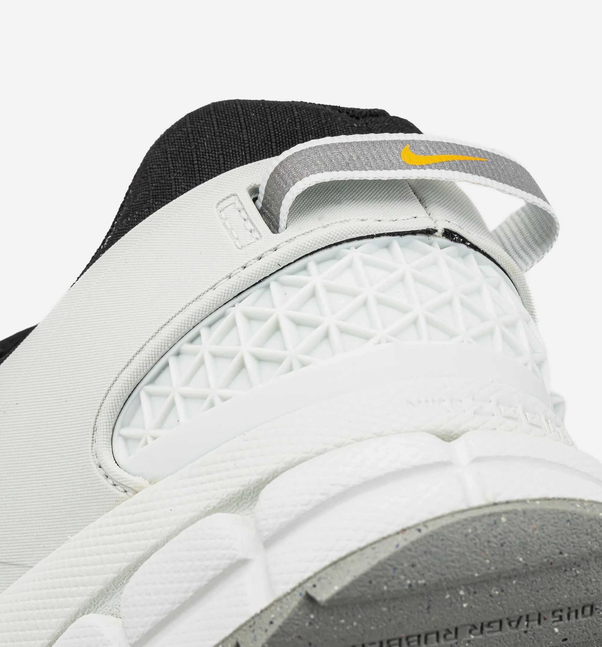 Zoom Vomero Roam Winterized Mens Lifestyle Shoe - Black/Light Silver/Jade Horizon/Hyper Crimson Padded Tongue Edge Detail