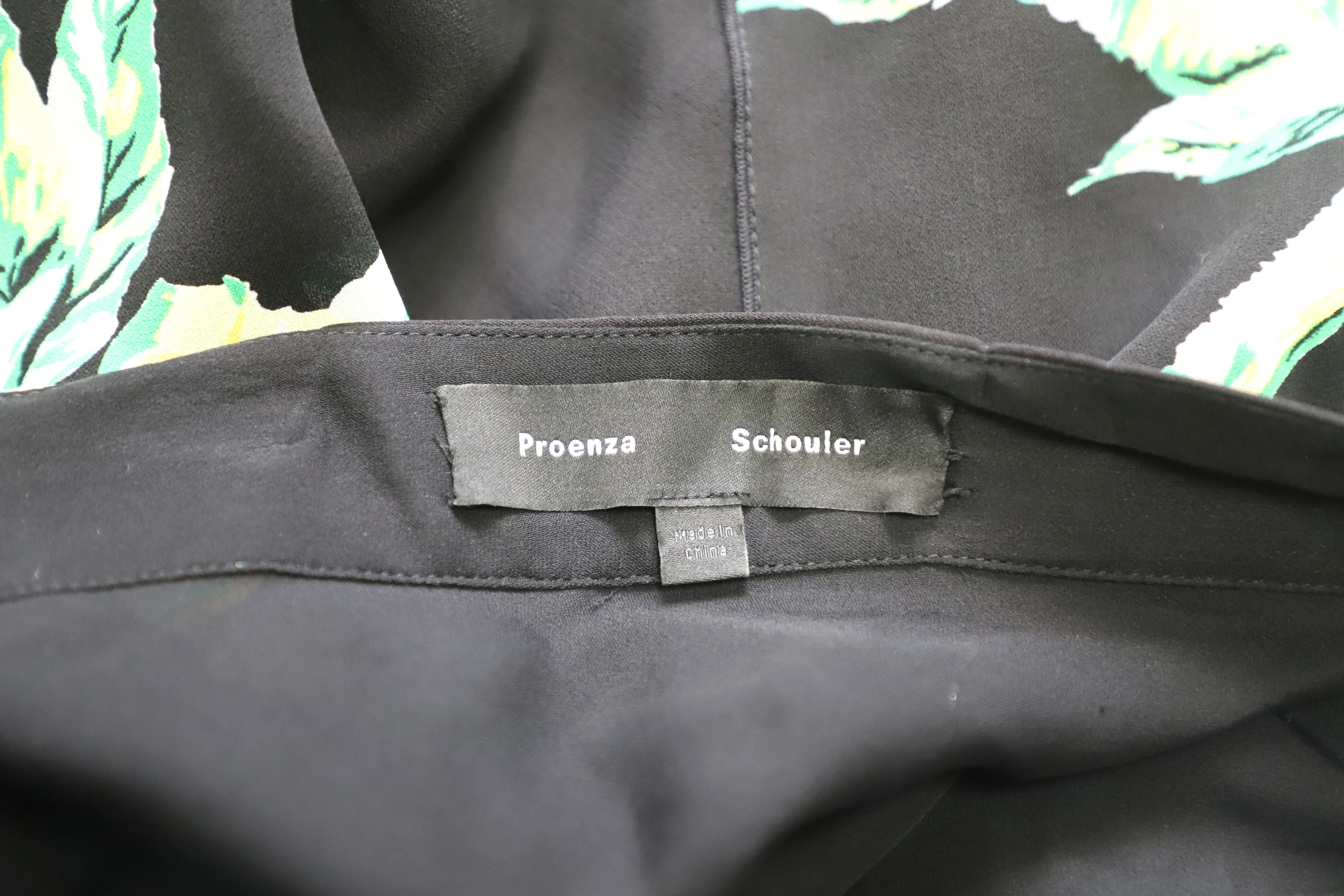 Proenza Schouler Jupe asymétrique imprimée fleur de lys en soie noire et verte