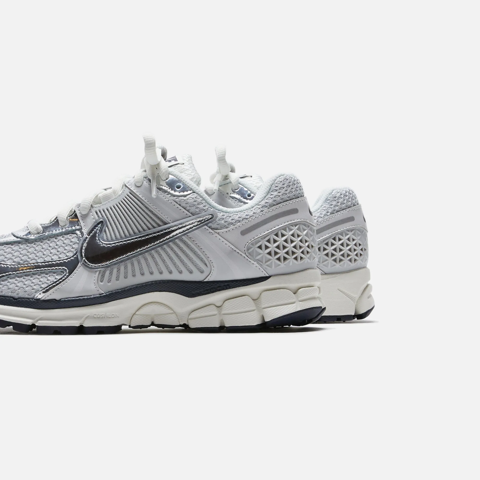 Nike Wmns Zoom Vomero 5 - Photon Dust / Chrome / Gridiron / Sail Adjustable Loops Design