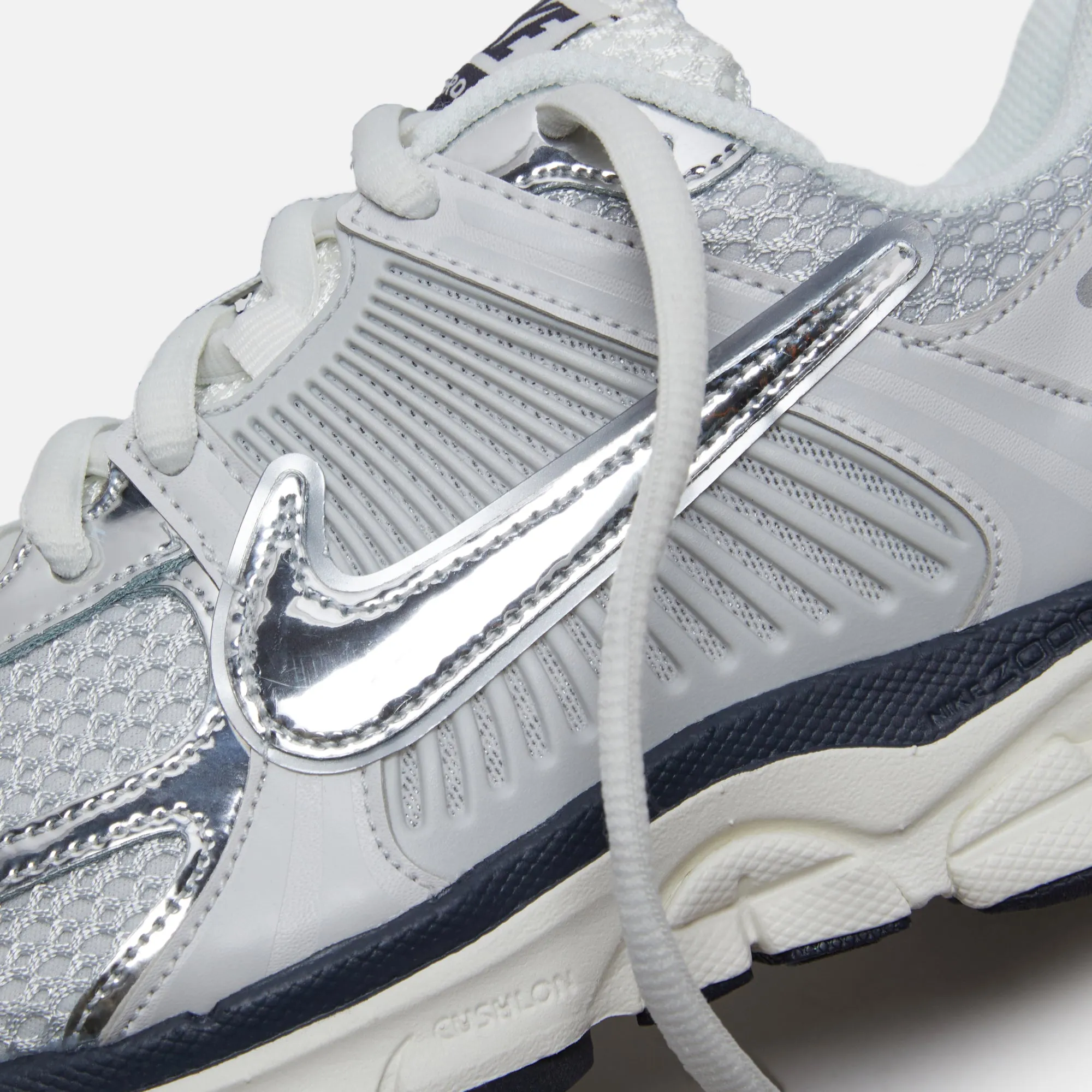 Nike Wmns Zoom Vomero 5 - Photon Dust / Chrome / Gridiron / Sail Slip Resistance Function