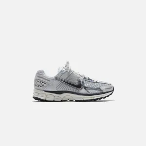 High Quality Materials Design Slip-On Quick Feature Design Nike Wmns Zoom Vomero 5 - Photon Dust / Chrome / Gridiron / Sail