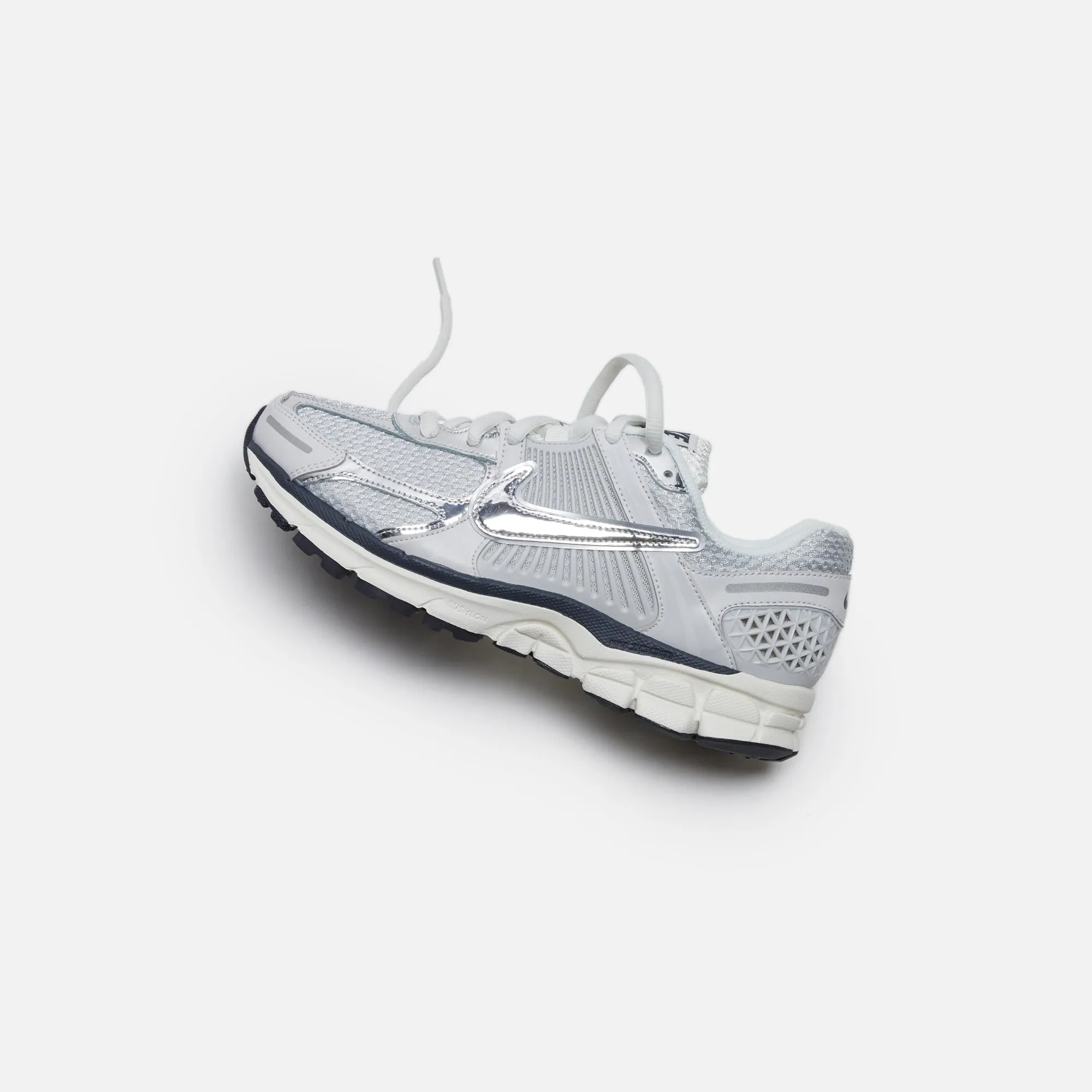 Nike Wmns Zoom Vomero 5 - Photon Dust / Chrome / Gridiron / Sail Soft Modal