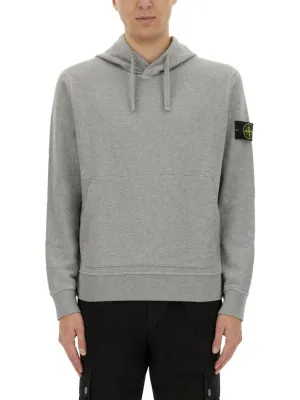 Pull à capuche gris coupe décontractée avec patch logo emblématique