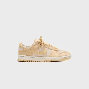 Nike Wmns Dunk Low - Light Orewood Brown / University Red / Black / Sesame Trendy Heel Design