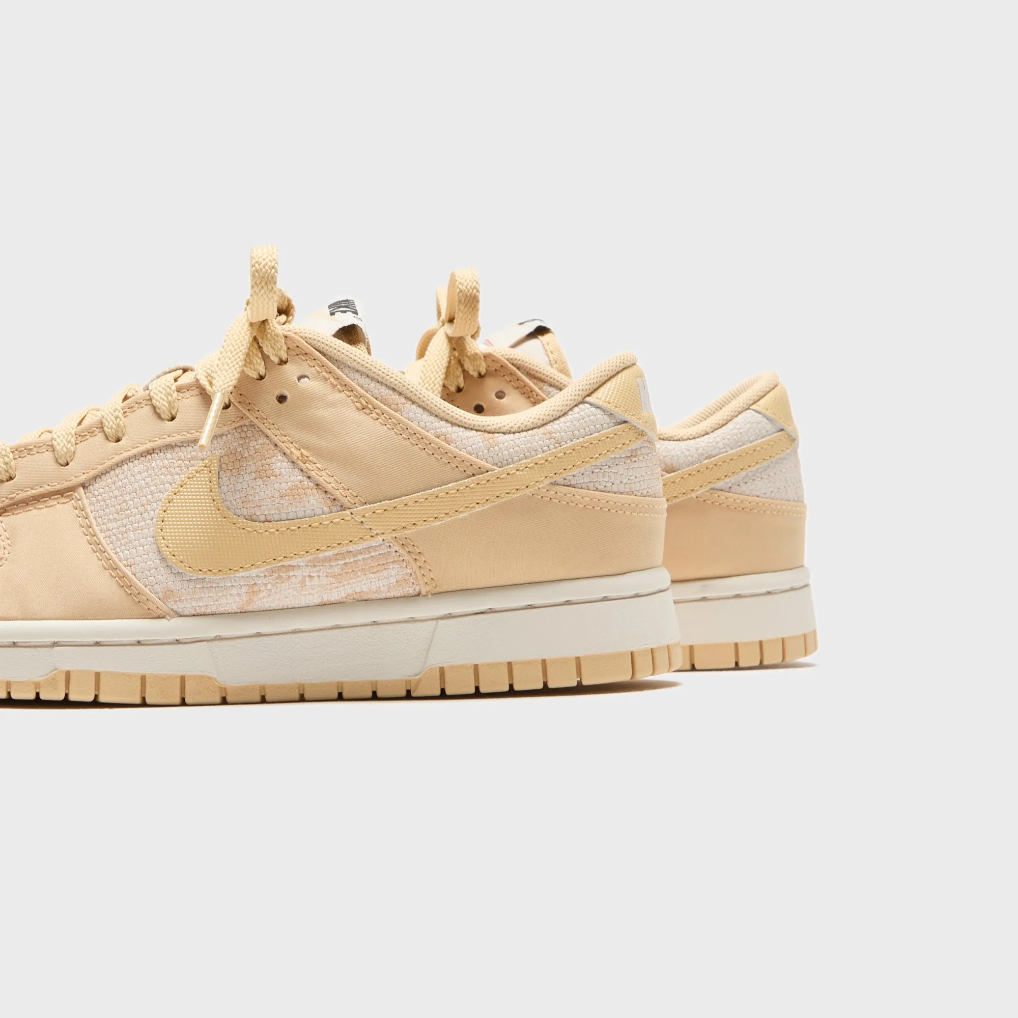 Support System Nike Wmns Dunk Low - Light Orewood Brown / University Red / Black / Sesame