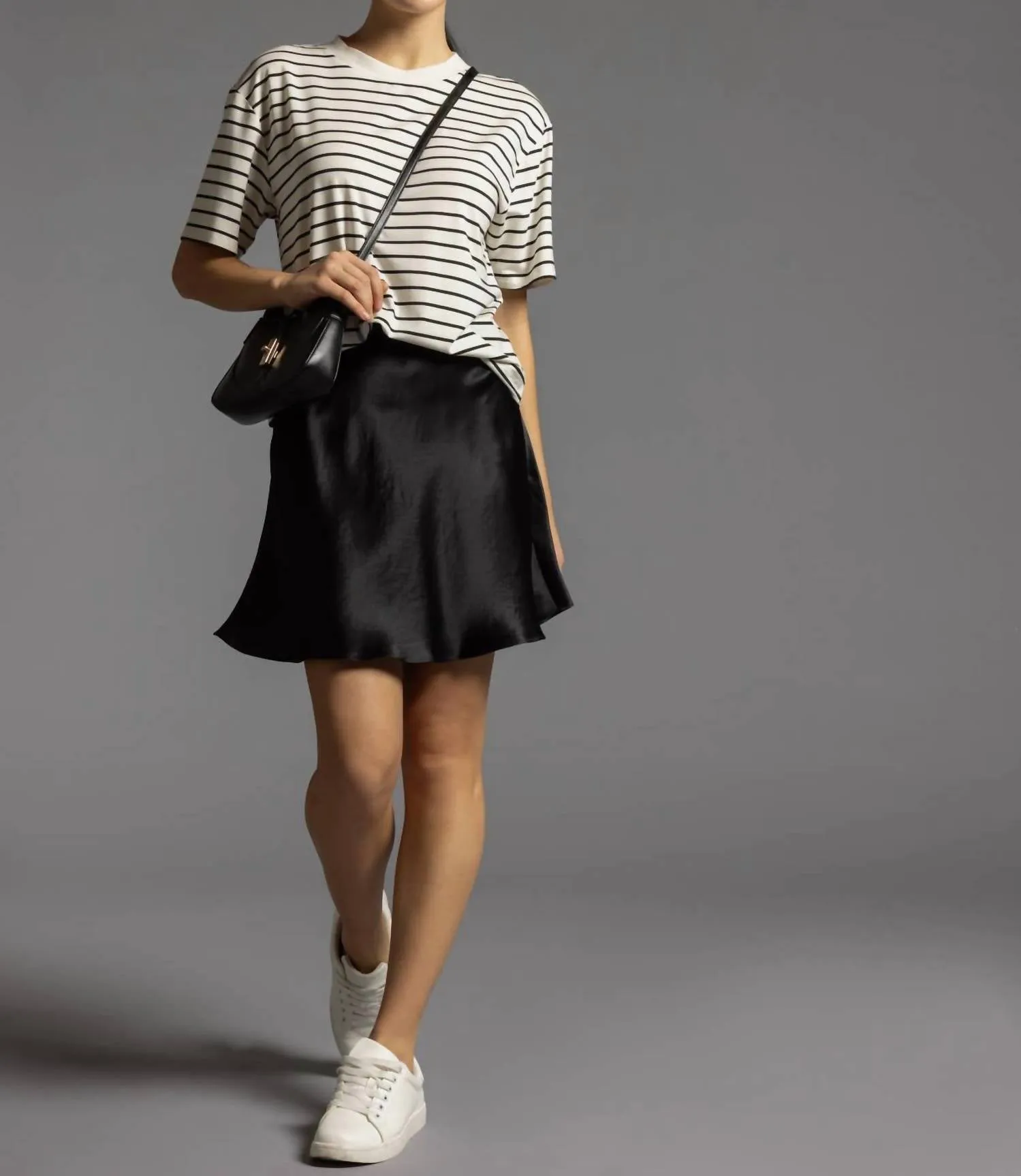 Jupe mini satinée en forme de A en noir