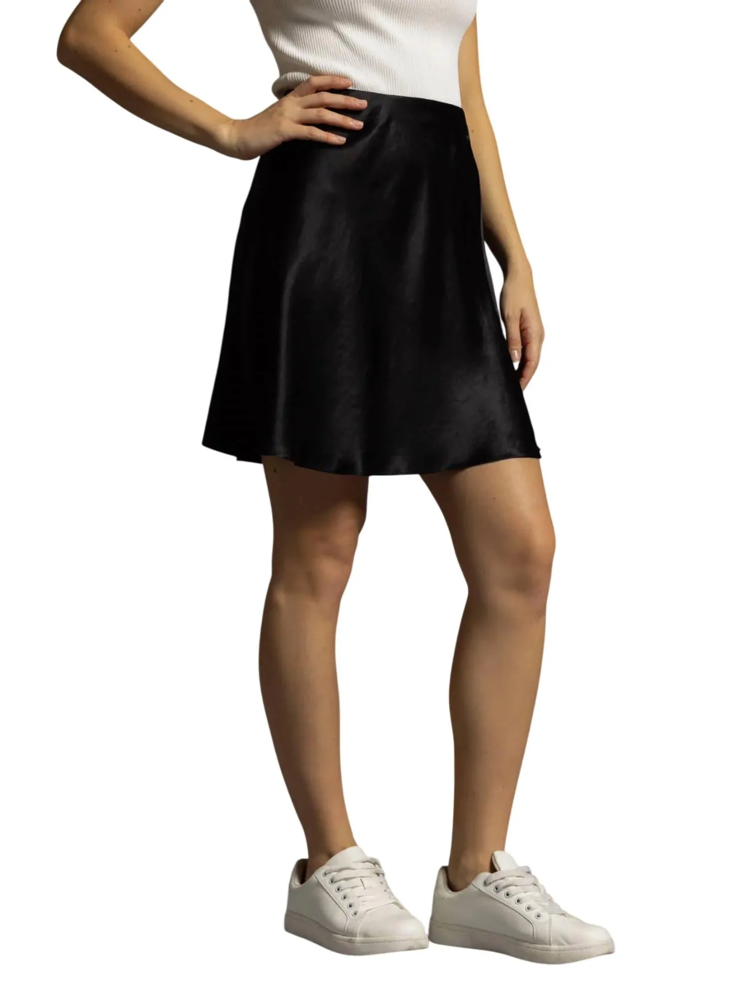 Jupe mini satinée en forme de A en noir