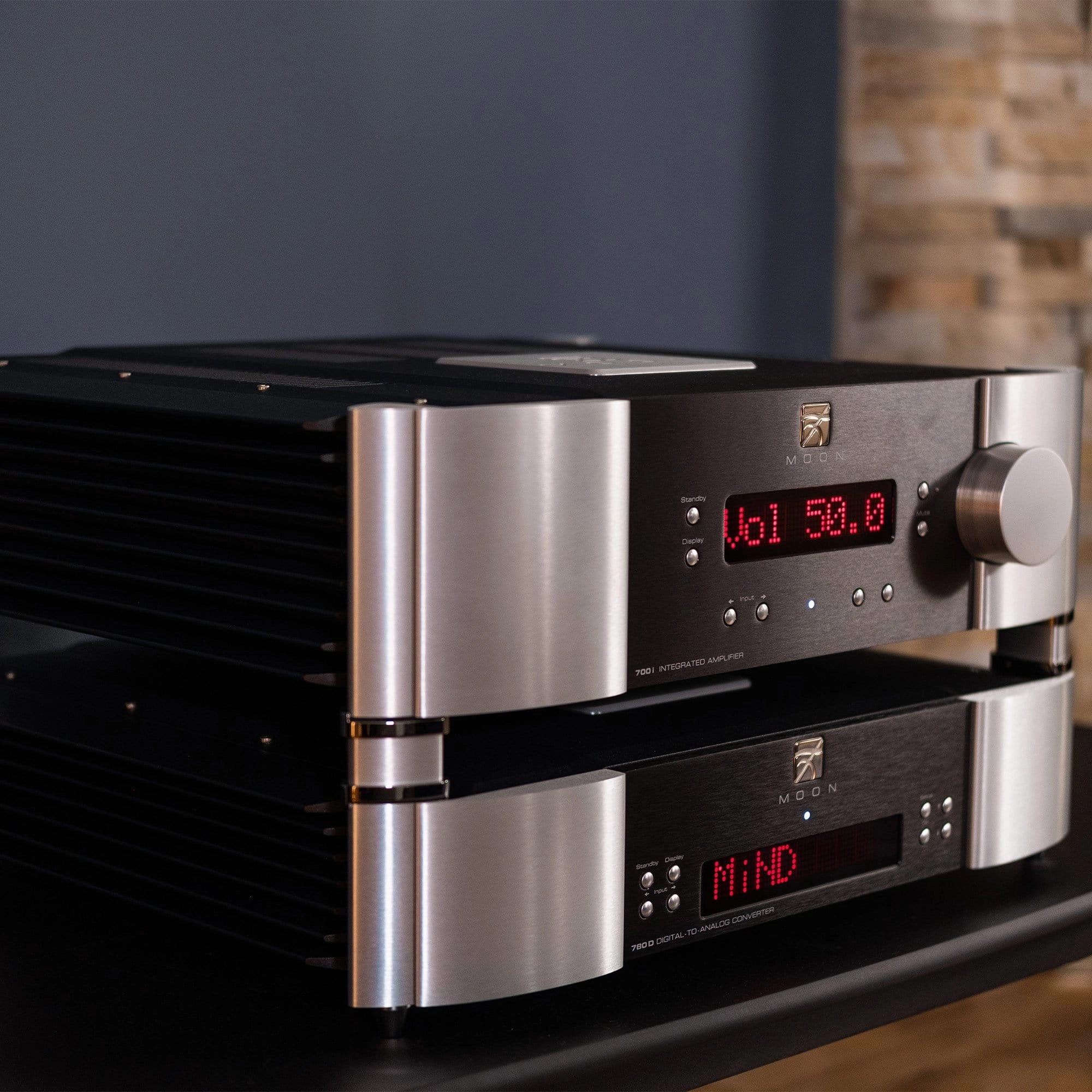 Simaudio MOON 700i v2 Balanced Integrated Amplifier