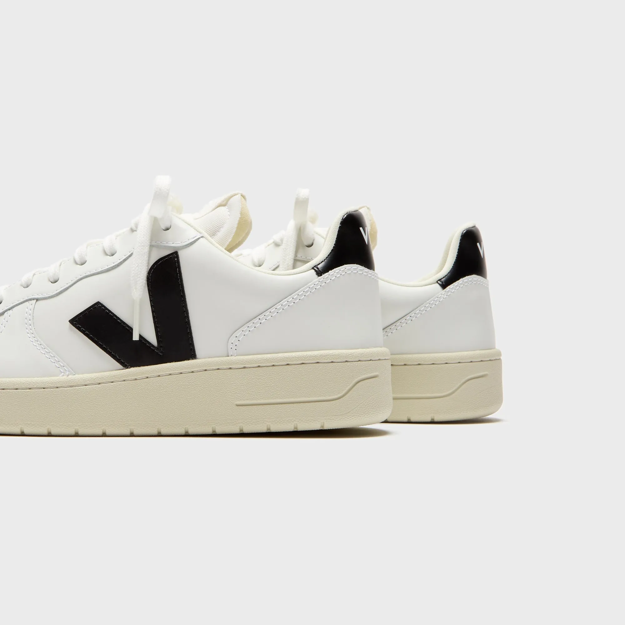 Veja V-10 - Extra White / Black Great Value
