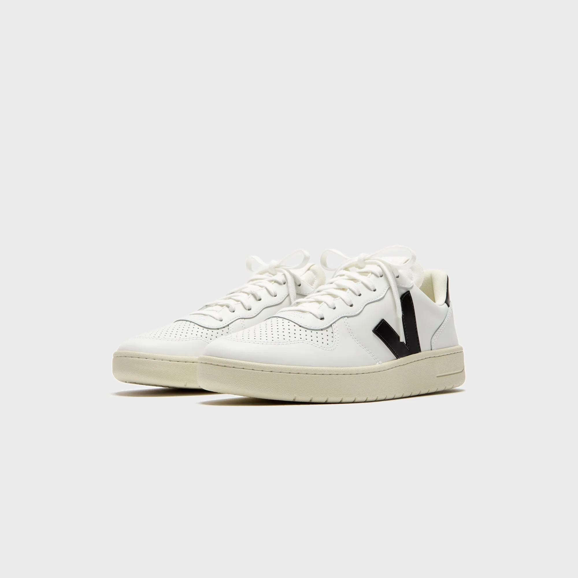 Veja V-10 - Extra White / Black Walk Loud