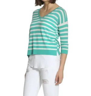 Pull col V rayé en turquoise/blanc