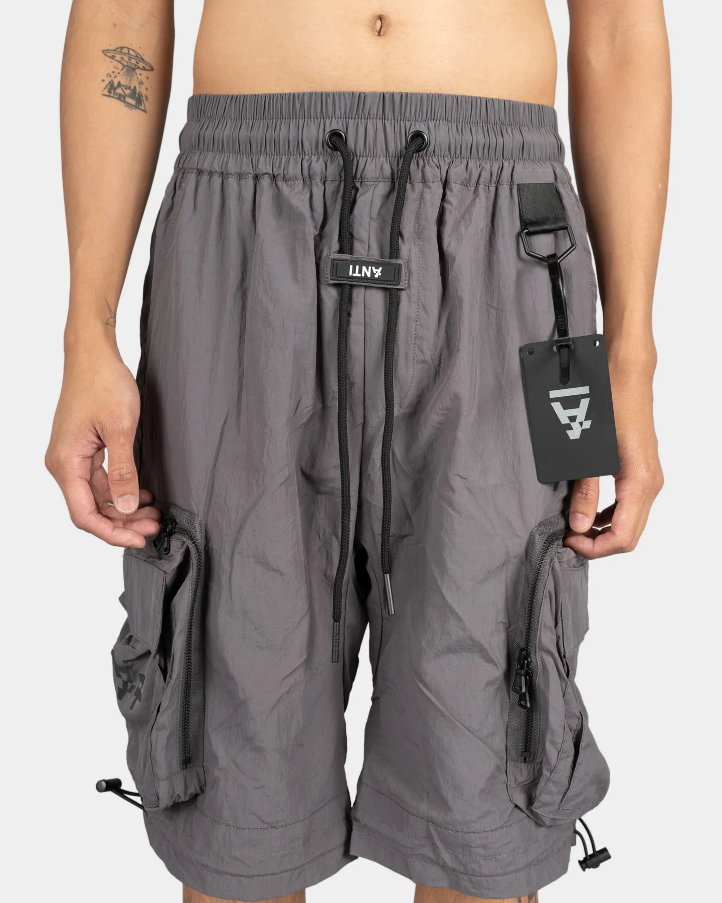 Le Futur Cargo Anti-Ordre Short Sombre Graphite