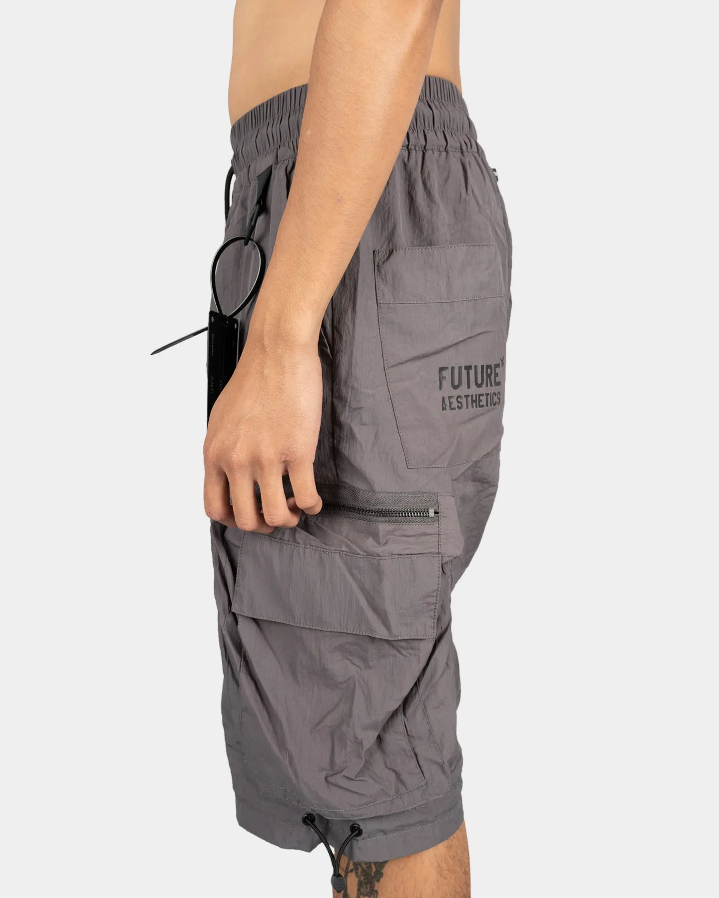 Le Futur Cargo Anti-Ordre Short Sombre Graphite