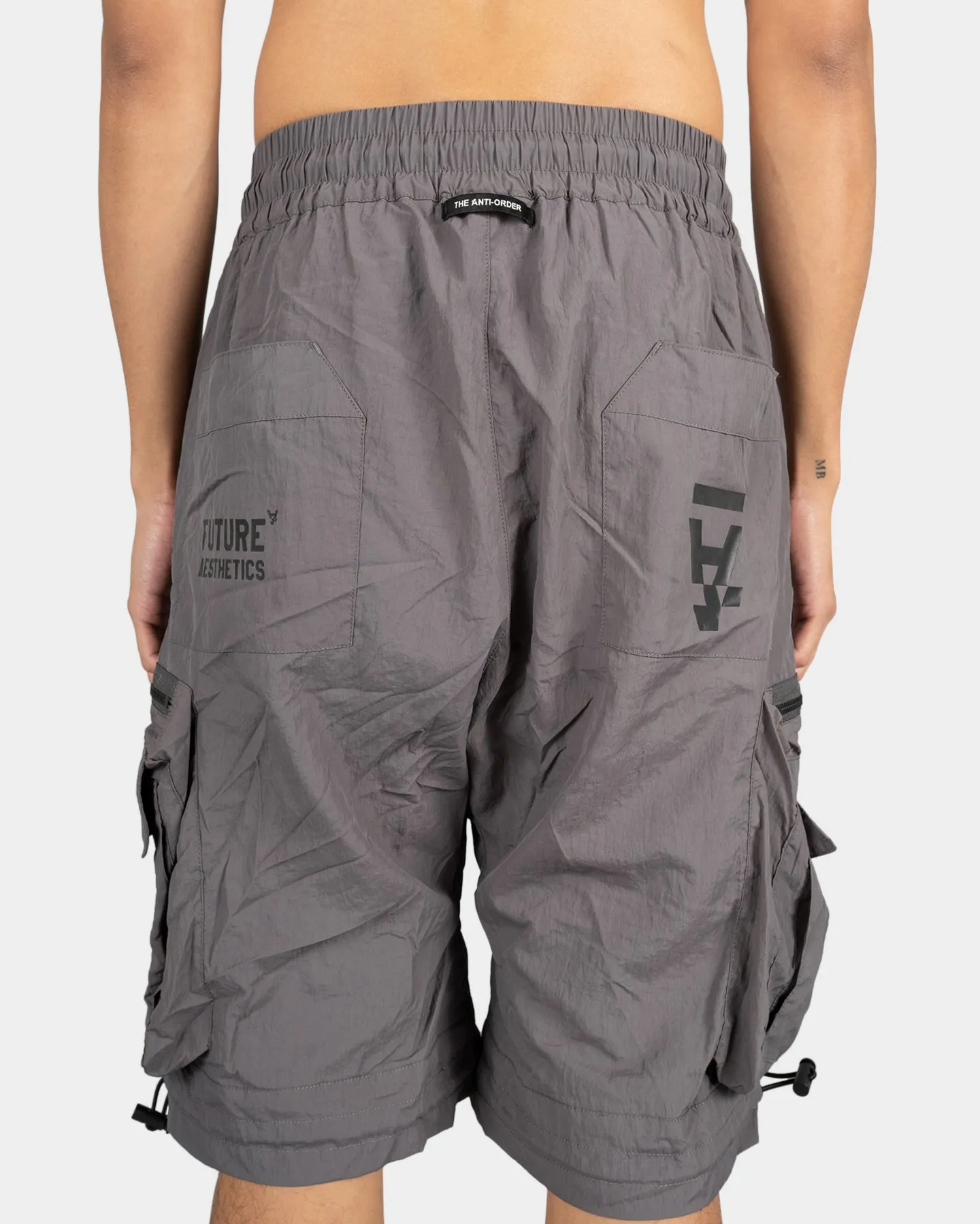 Le Futur Cargo Anti-Ordre Short Sombre Graphite
