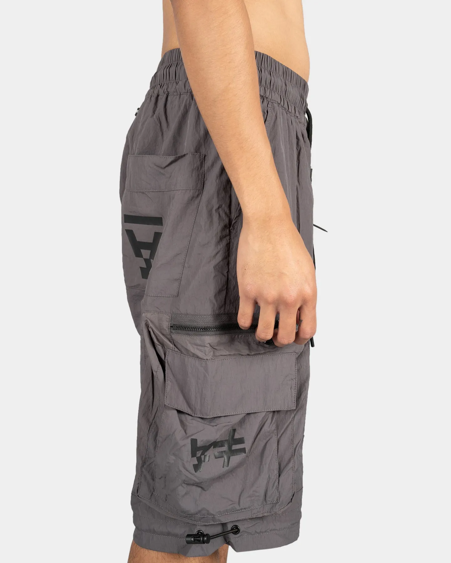Le Futur Cargo Anti-Ordre Short Sombre Graphite