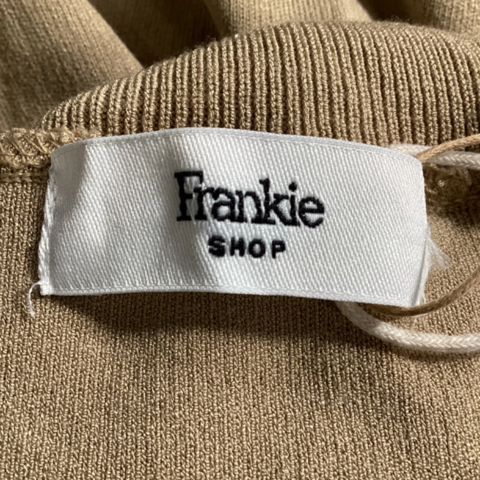 Le pull col roulé Hama de The Frankie Shop en rayon marron
