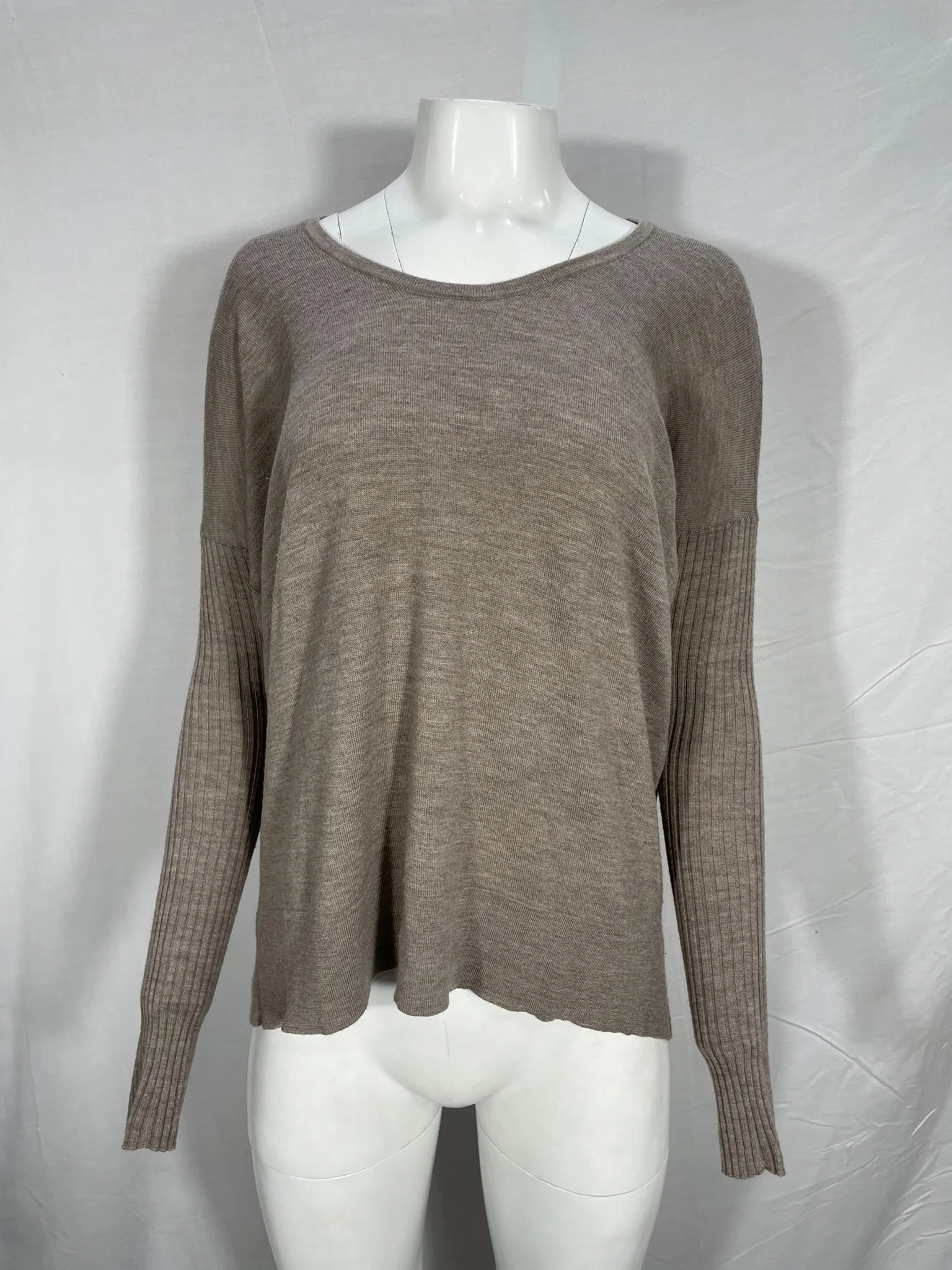 Le pull col rond The Row en laine marron