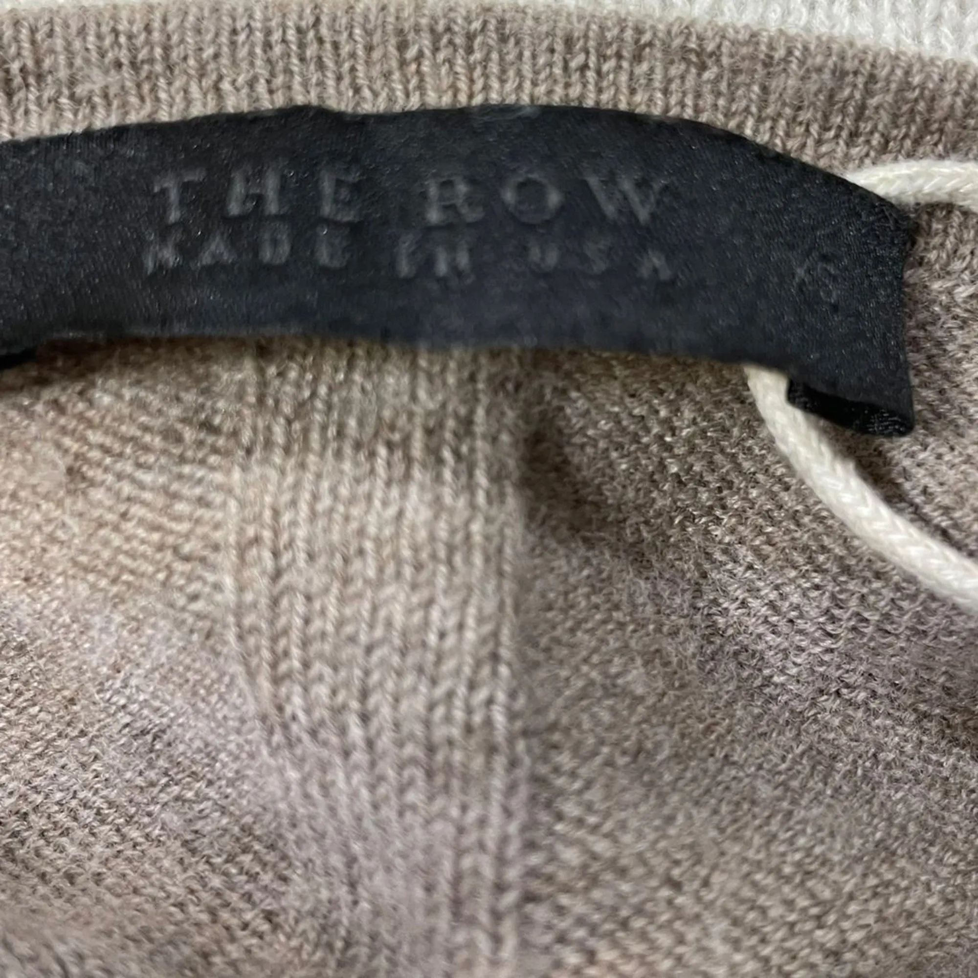 Le pull col rond The Row en laine marron
