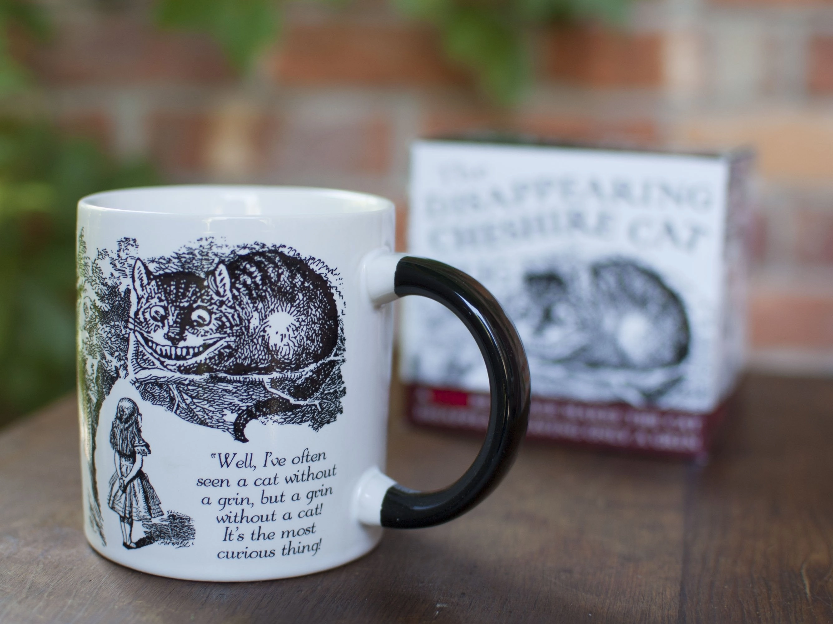 La Tasse à Changement de Couleur du Chat du Cheshire Disparu