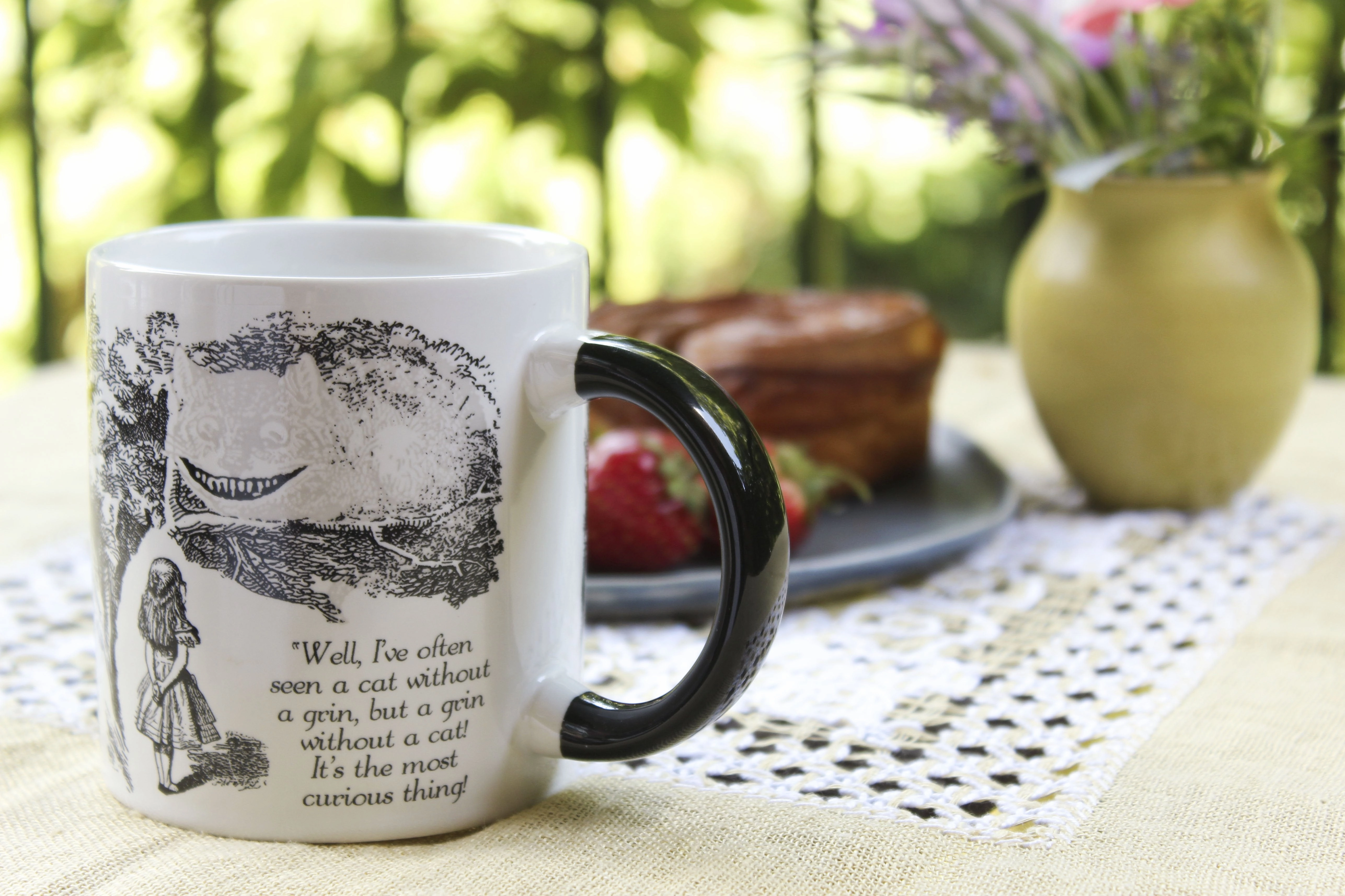La Tasse à Changement de Couleur du Chat du Cheshire Disparu