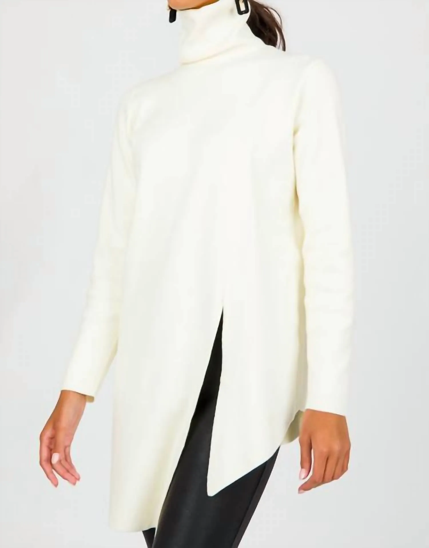 Tunique en pull à col roulé couleur crème
