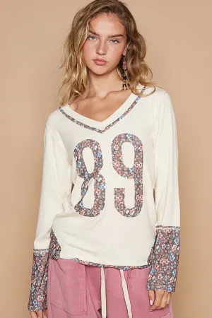 T-shirt à col en V manches longues avec motif floral et patch numéroté