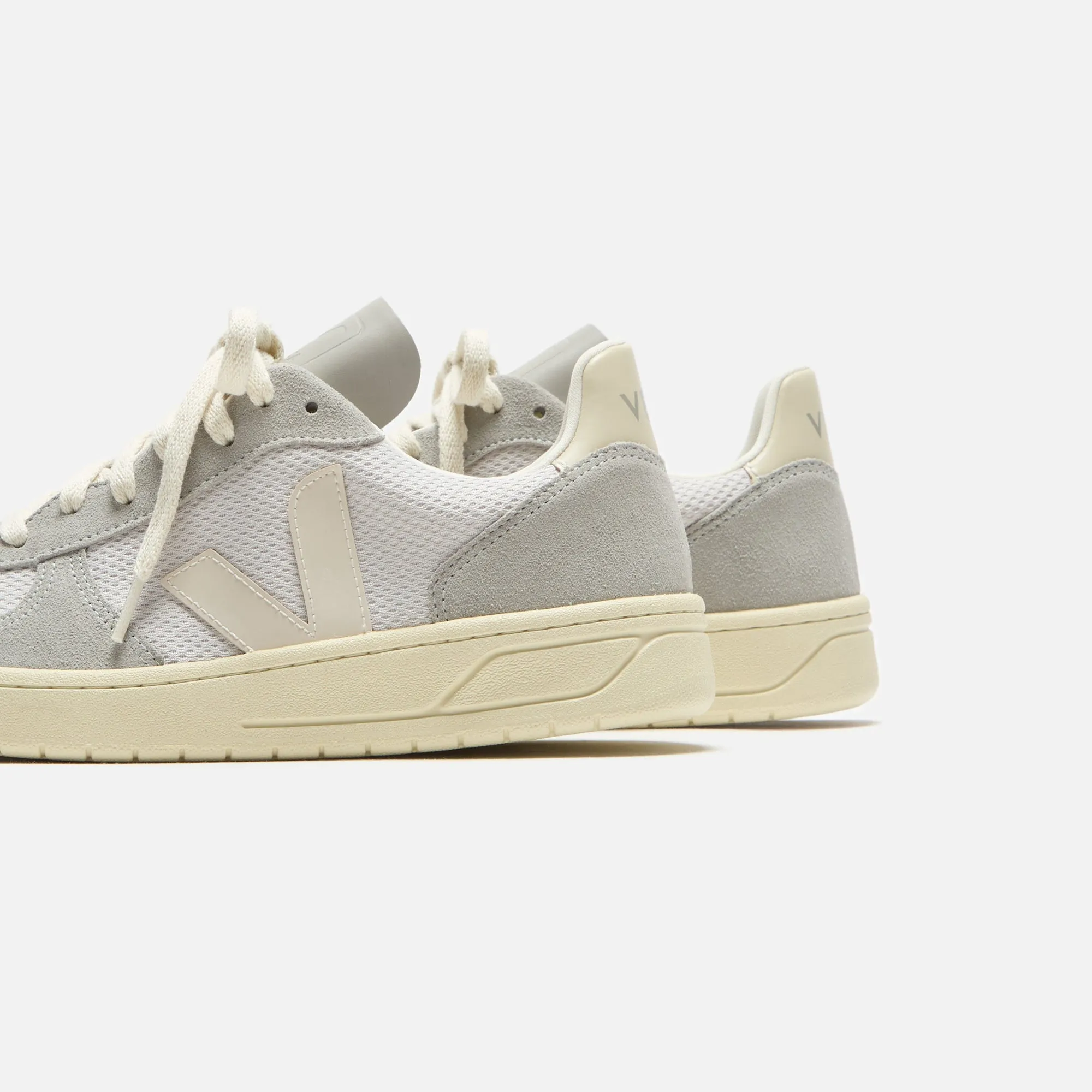 Veja V-10 - Light Grey Pierre Oblique Design Comfortable Zipper Padding