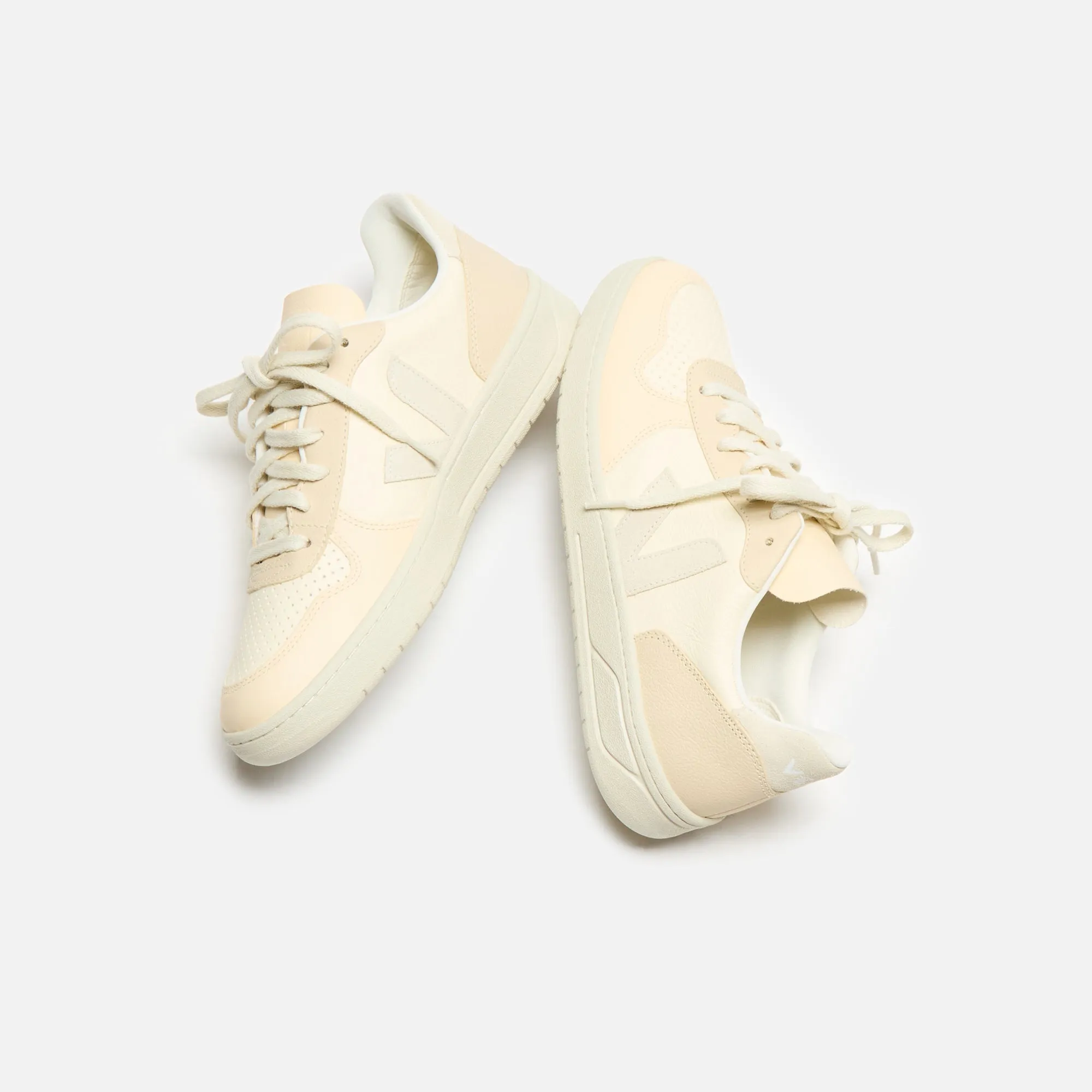 Veja V-10 - Multico Cashew Pierre Walk Loud